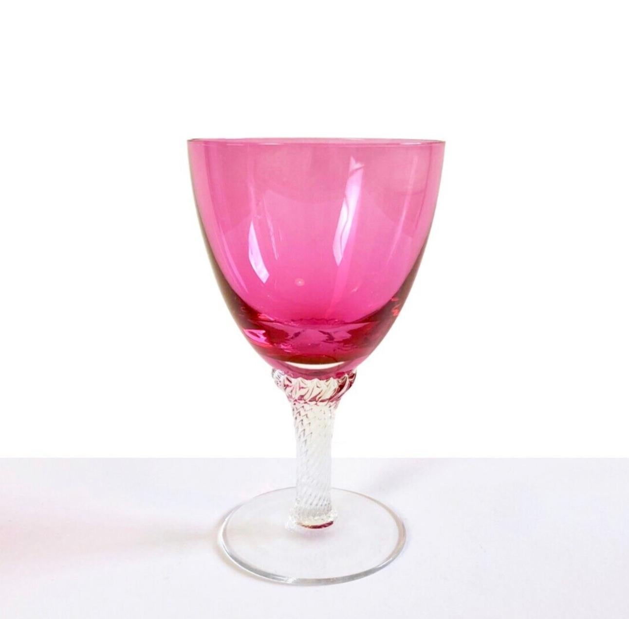 Ein sehr schönes Set von 6 George Borgfeldt Weingläsern.
Handgefertigt mit einem beeindruckenden und luxuriösen Stiel, sind sie absolut vielseitig.
Schöne und ungewöhnliche Cranberry-Farbe.

Hergestellt in New York, das Datum nicht ganz sicher, aber