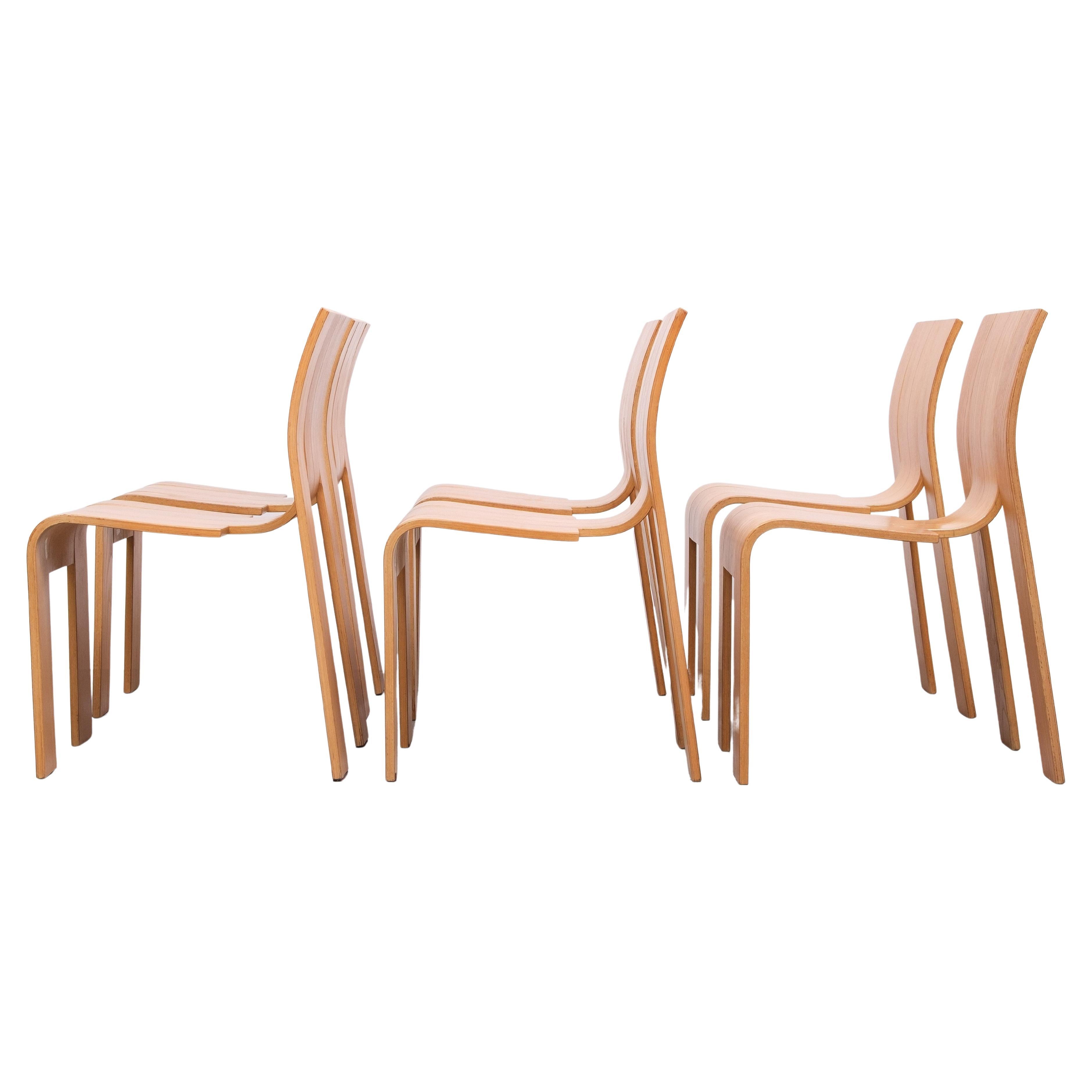 Satz von 6 stapelbaren Esszimmerstühlen, entworfen von Gijs Bakker, hergestellt von Castelyn in den Niederlanden in den 1970er Jahren. Die Designidee von Bakker bestand darin, die Komplexität der Form eines Stuhls zu reduzieren, bis ein klares Bild