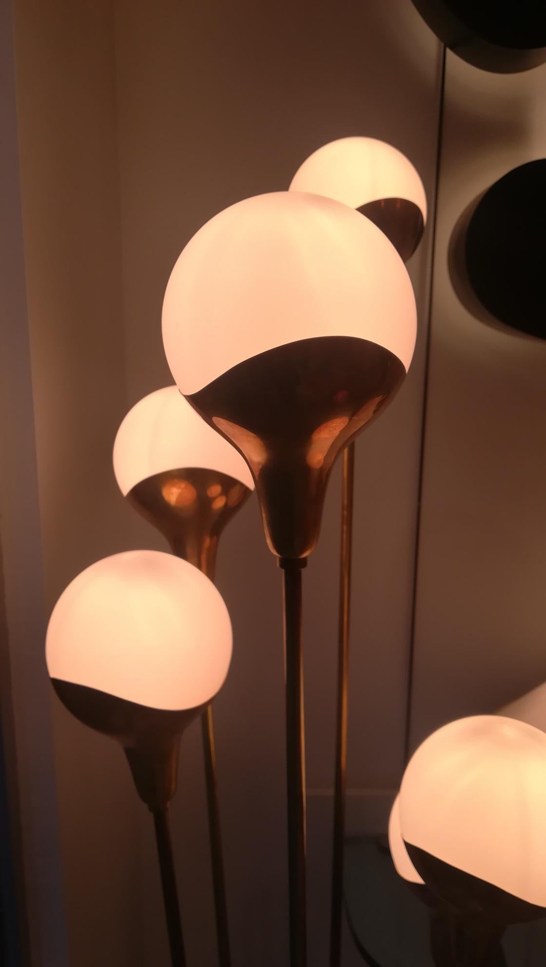 Lámpara de pie 6 globos de latón y cristal estilo Stilnovo en venta 3