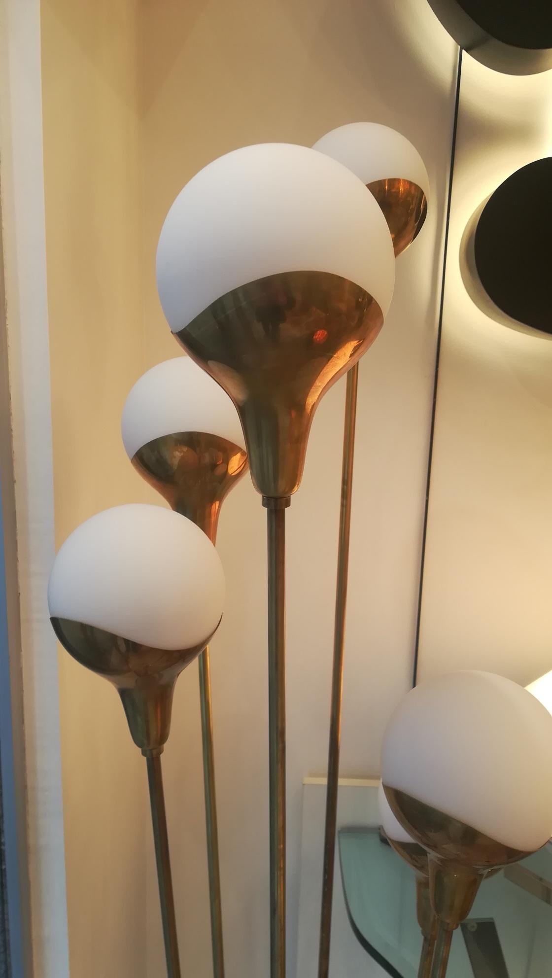 Lámpara de pie 6 globos de latón y cristal estilo Stilnovo en venta 5
