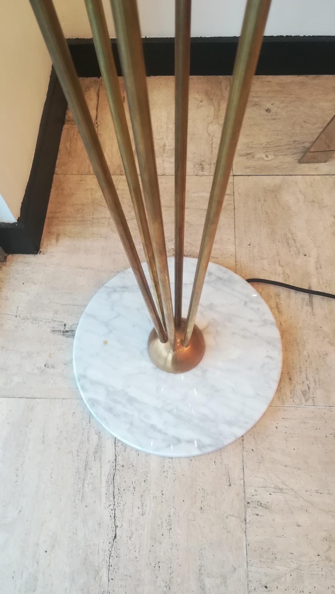 Lámpara de pie 6 globos de latón y cristal estilo Stilnovo en venta 6
