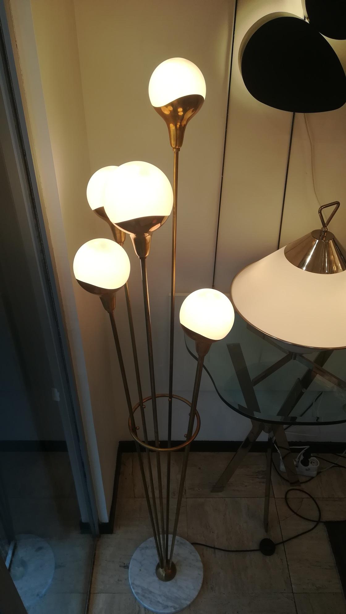 Lámpara de pie 6 globos de latón y cristal estilo Stilnovo en venta 7