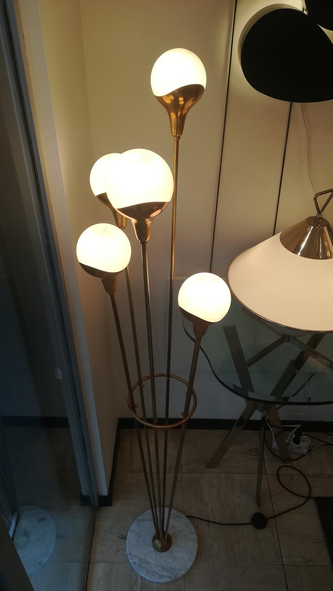 Lámpara de pie 6 globos de latón y cristal estilo Stilnovo en venta 8