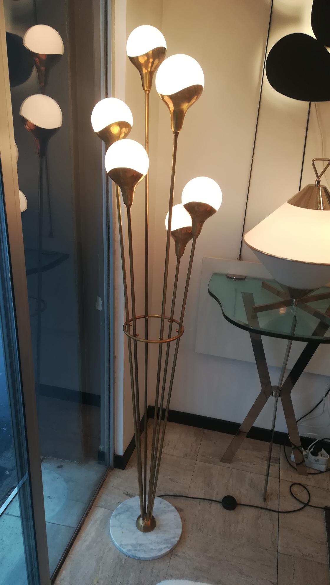 Lámpara de pie 6 globos de latón y cristal estilo Stilnovo Moderno de mediados de siglo en venta