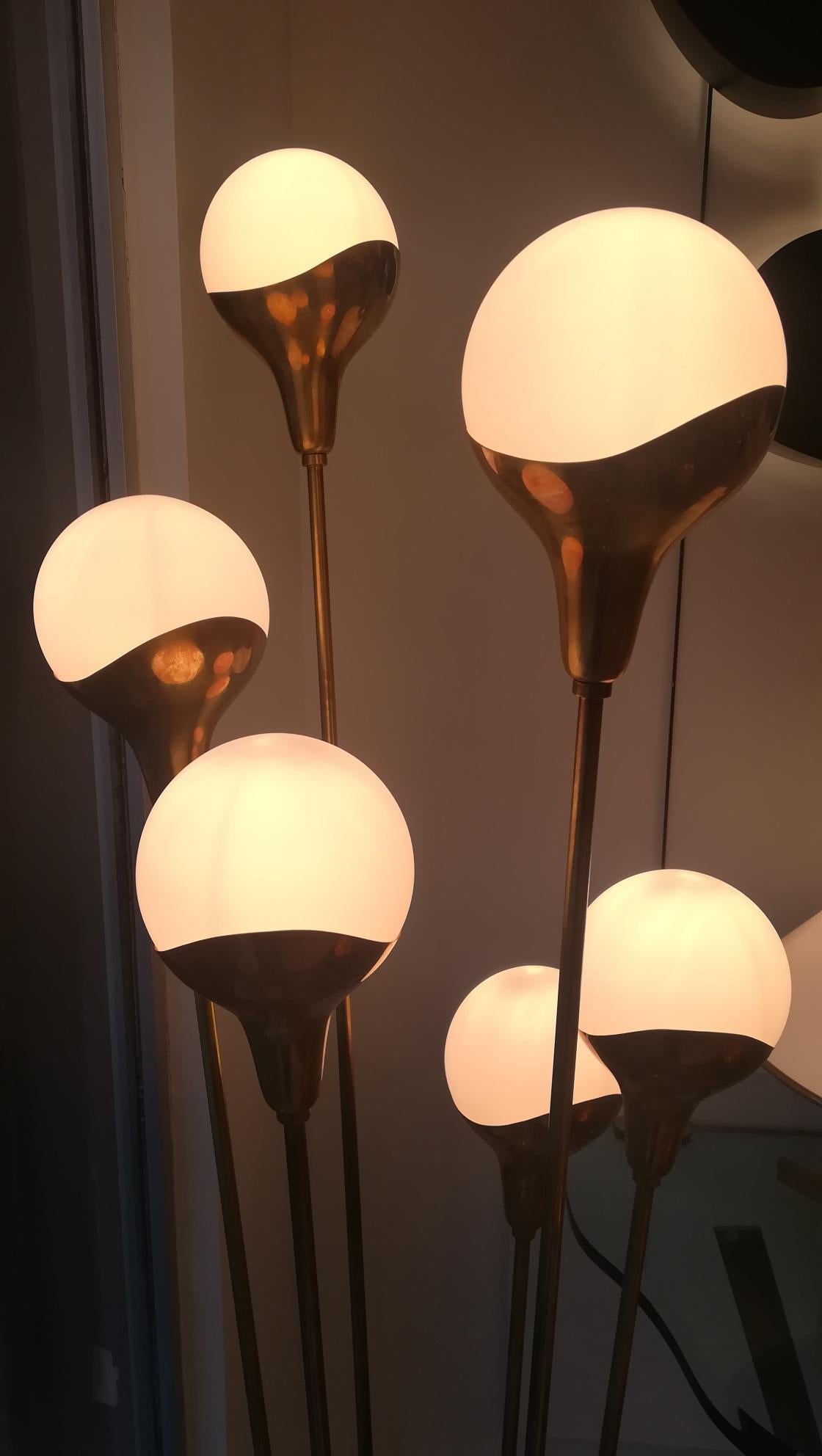 Lámpara de pie 6 globos de latón y cristal estilo Stilnovo Italiano en venta