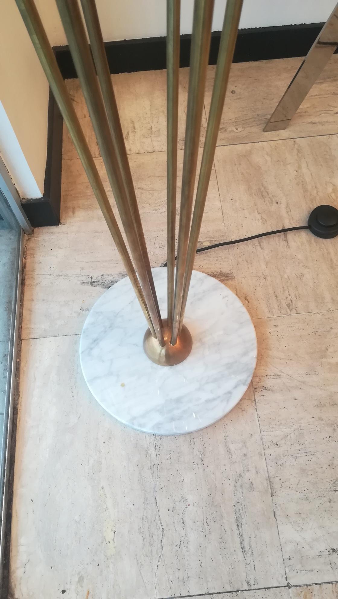 Lámpara de pie 6 globos de latón y cristal estilo Stilnovo siglo XX en venta