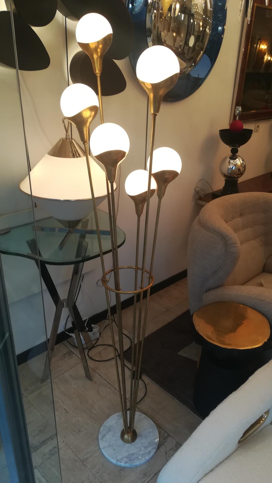 Lámpara de pie 6 globos de latón y cristal estilo Stilnovo Latón en venta