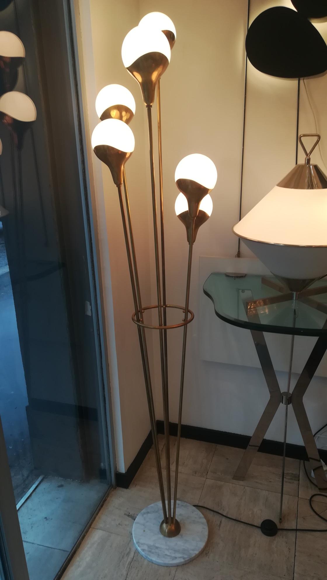 Lámpara de pie 6 globos de latón y cristal estilo Stilnovo en venta 1