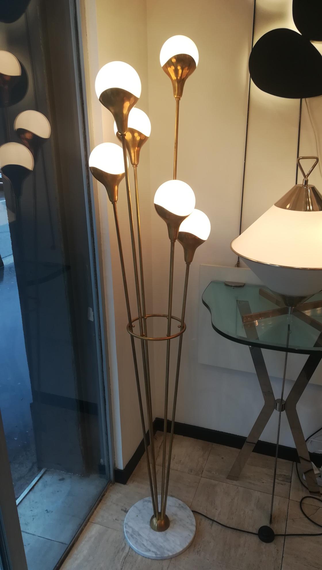 Lámpara de pie 6 globos de latón y cristal estilo Stilnovo en venta 2