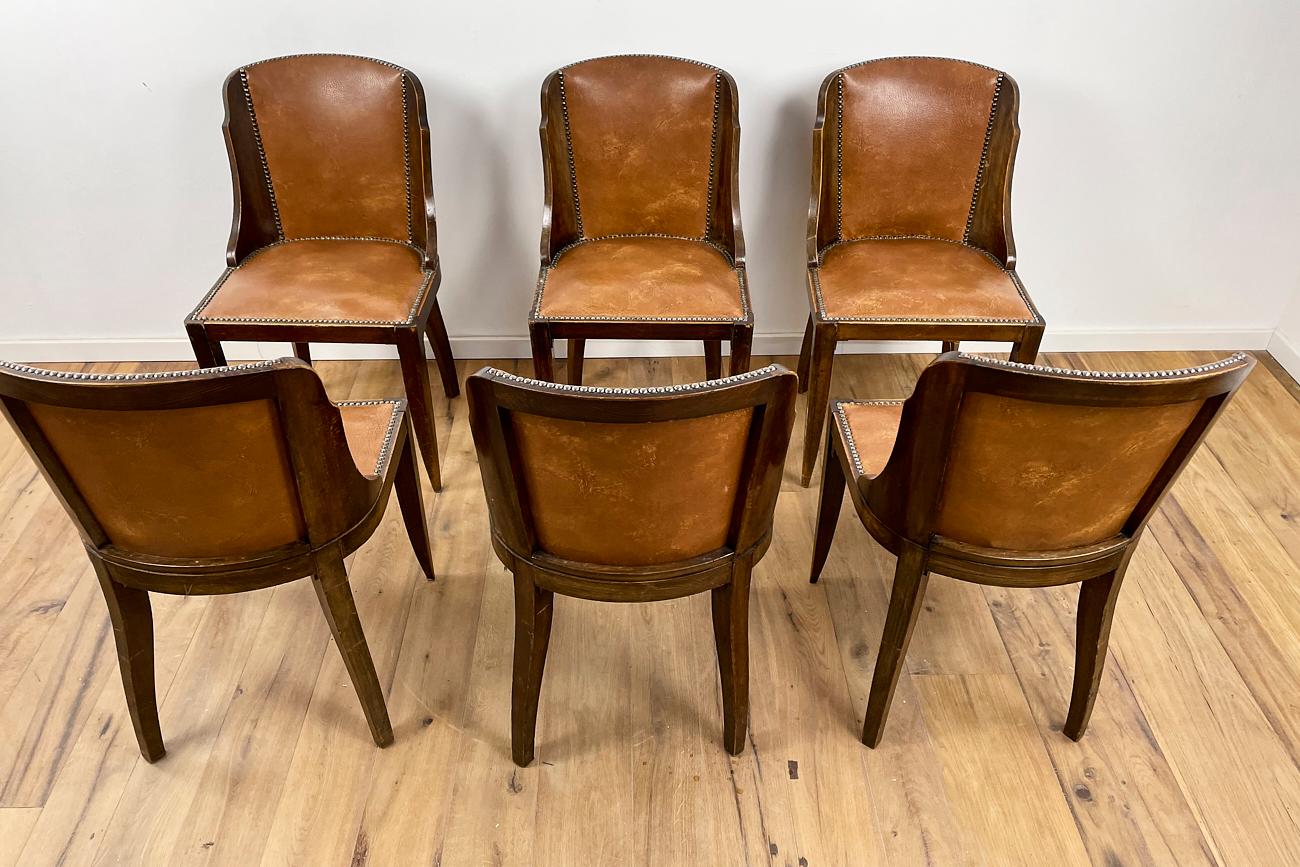 Art Deco Stühle mit braunem Leder aus Frankreich um 1930.
Original Art-Déco-Möbel aus einer Zeit voller Leben und Eleganz. Wir bekommen alle unsere Möbel unrestauriert, so dass wir sicher sein können, dass es sich wirklich um das Original handelt.