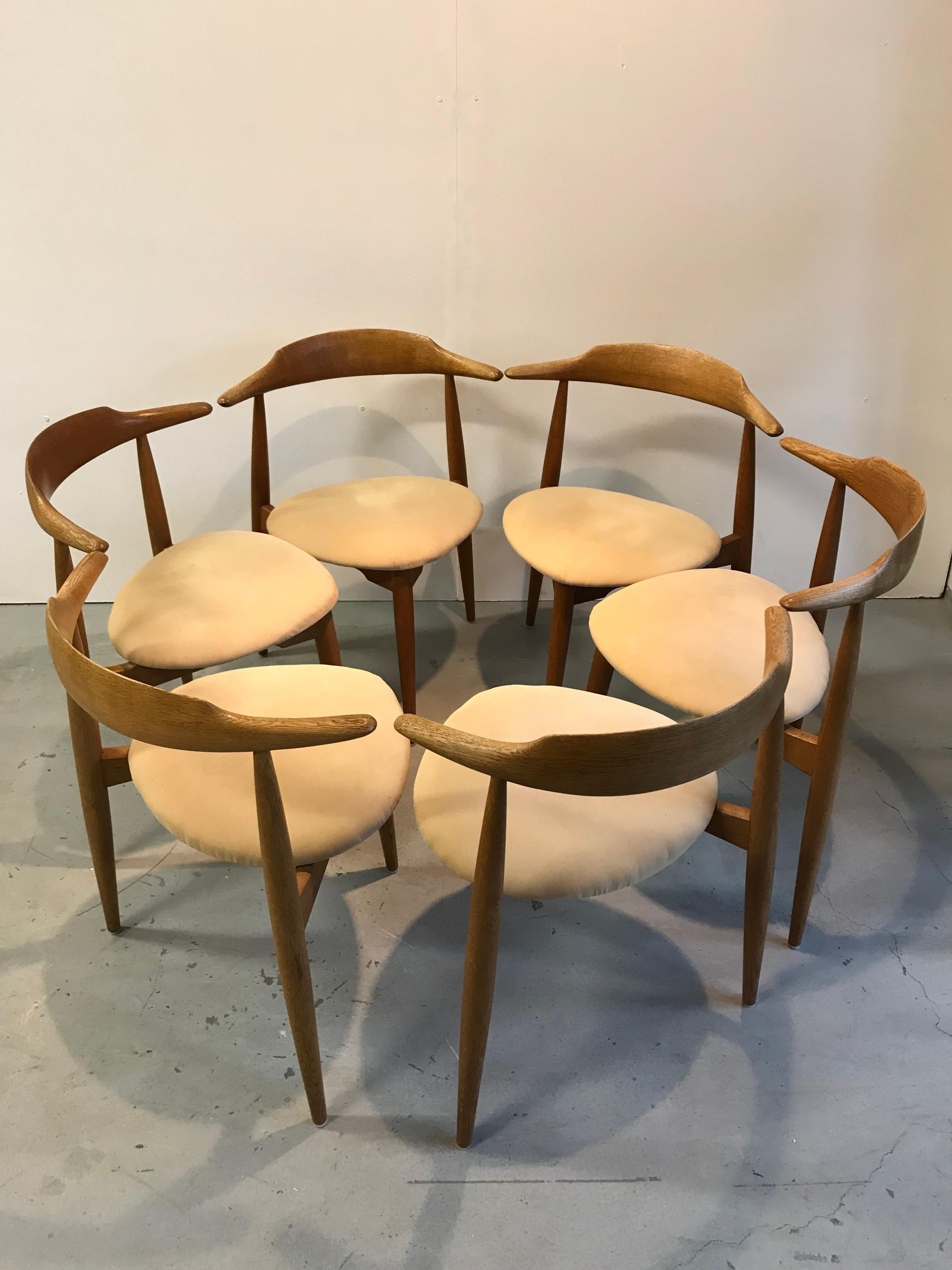 6 tripod oak wooden dining chairs designed by Wegner for Fritz Hansen, Denmark.
Nice vintage condition.