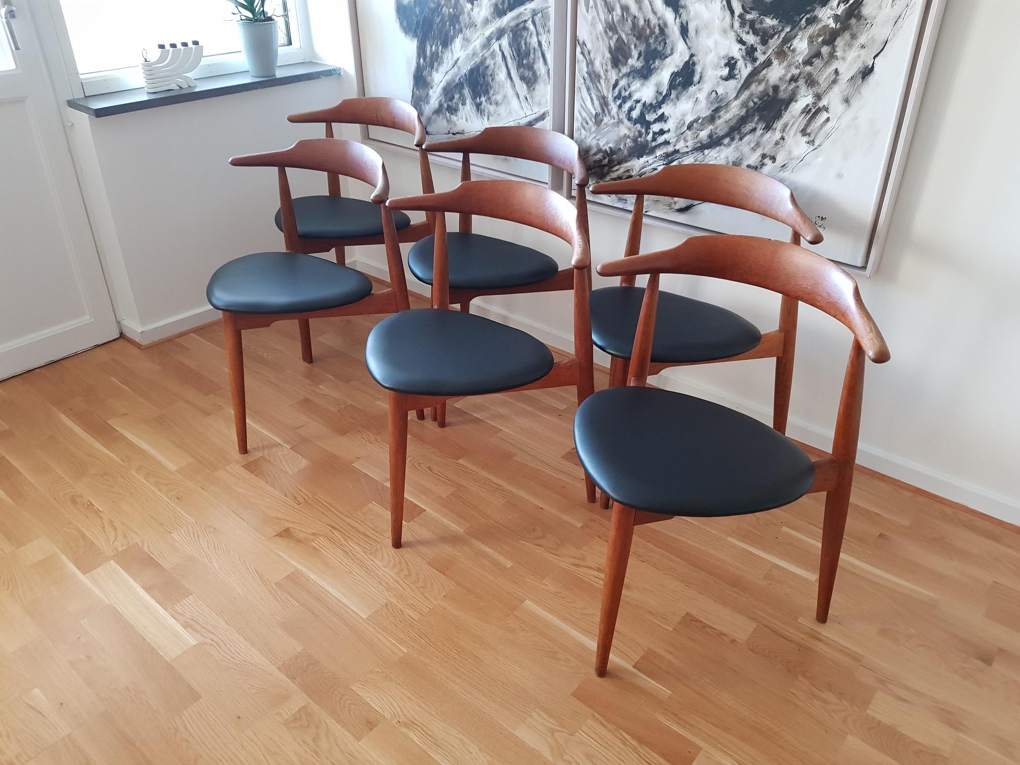 Scandinavian Modern 6 Heart Chairs FH4104 in Teak/Oak and Leather by Hans J. Wegner for Fritz Hansen For Sale