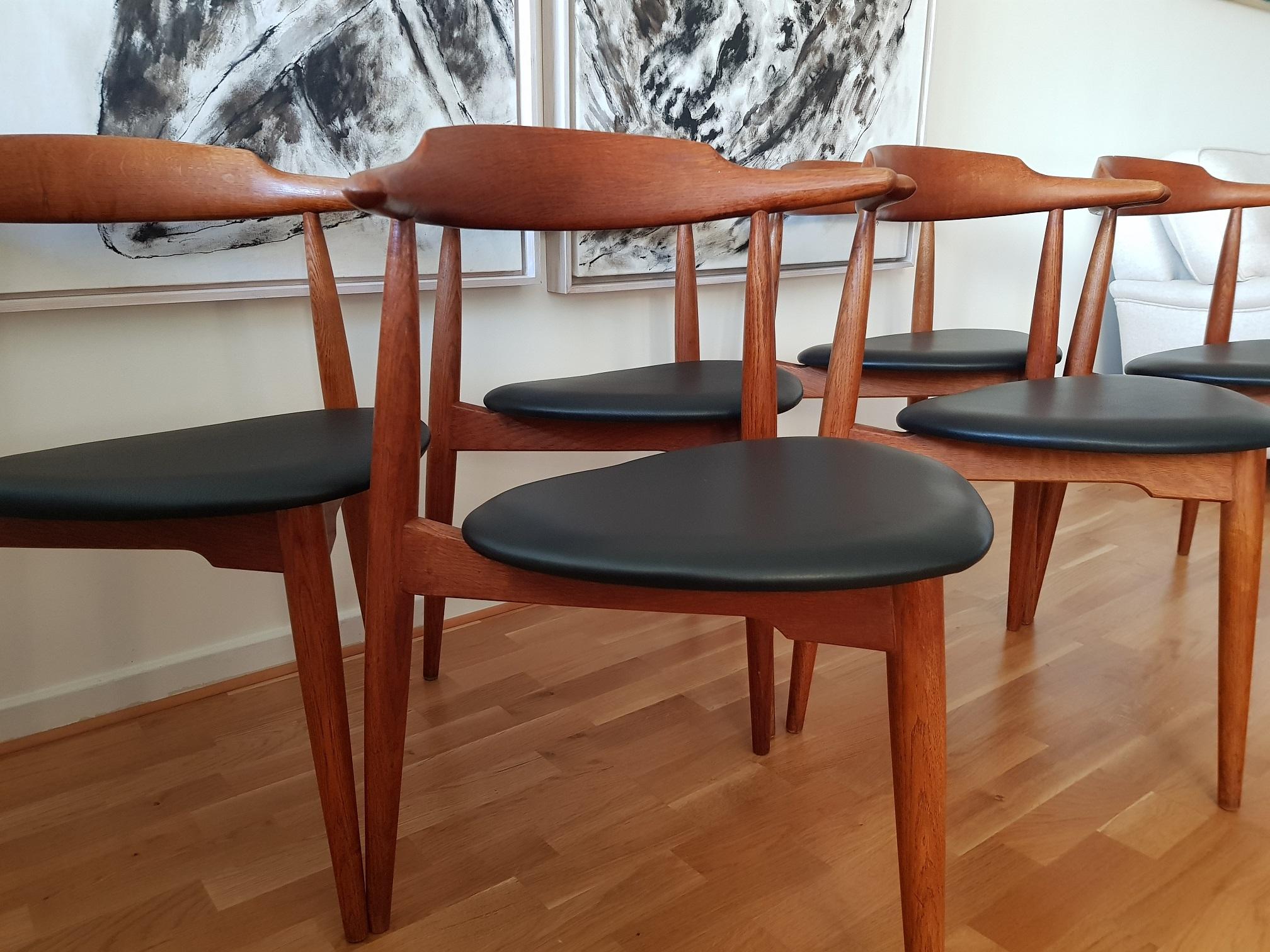 6 Heart Chairs FH4104 in Teak/Oak and Leather by Hans J. Wegner for Fritz Hansen In Good Condition For Sale In Limhamn, SE
