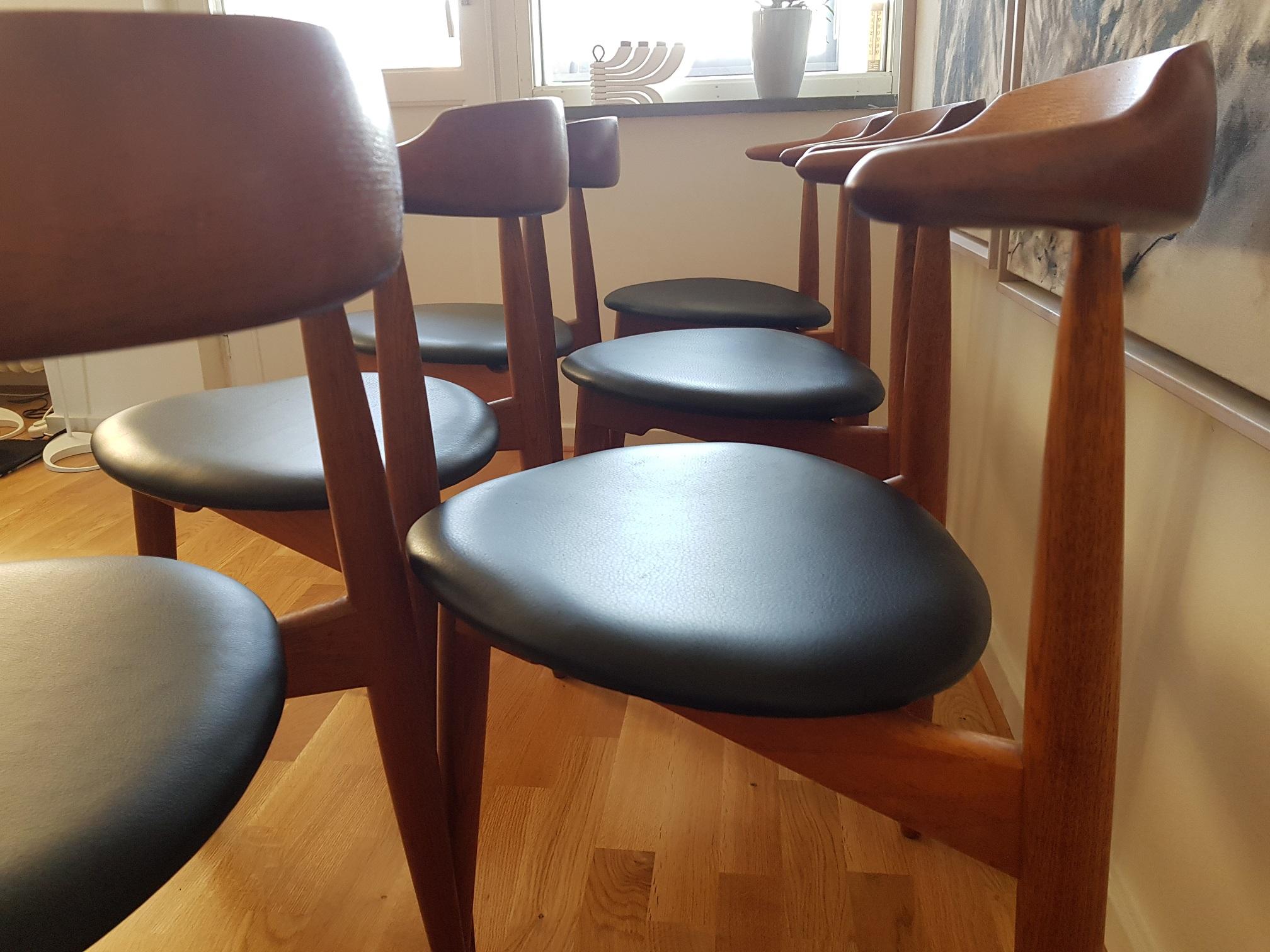 6 Heart Chairs FH4104 in Teak/Oak and Leather by Hans J. Wegner for Fritz Hansen For Sale 1