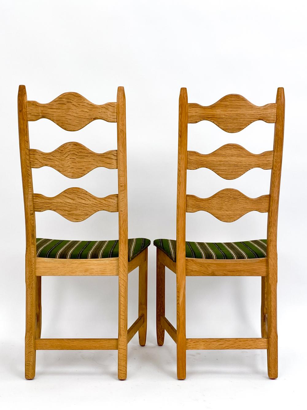 (6) Chaises de salle à manger en chêne sculpté Henning Kjaernulf, milieu du siècle, à dossier haut en vente 8