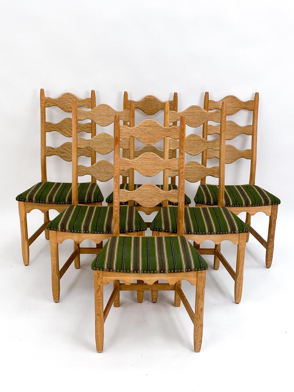 Betreten Sie das Reich der dänischen Designbrillanz mit diesem fesselnden Set von Esszimmerstühlen mit hoher Rückenlehne, die von der Koryphäe Henning Kjaernulf meisterhaft entworfen wurden. Jeder Stuhl ist eine Hommage an die Mitte des Jahrhunderts