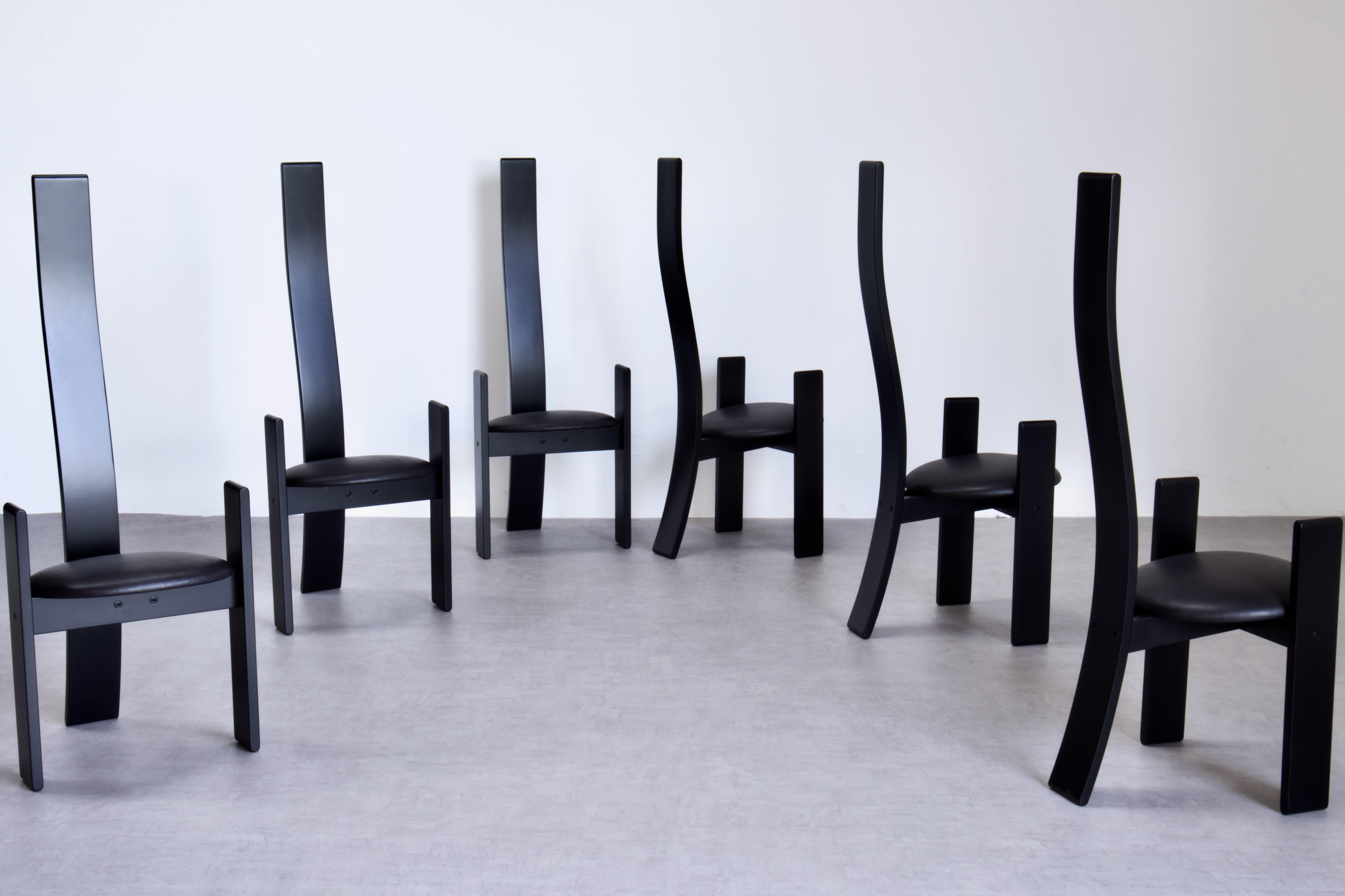 6 Stühle mit hoher Rückenlehne SD51 Golem von Vico Magistretti für Poggi, 1969 Italien. Dieser postmoderne Stuhl spielt mit der Ästhetik des Mid-Century Modern von Carlo, Afra und Tobia Scarpa. 

Die Stühle sind aus gebogenem Buchenholz gefertigt
