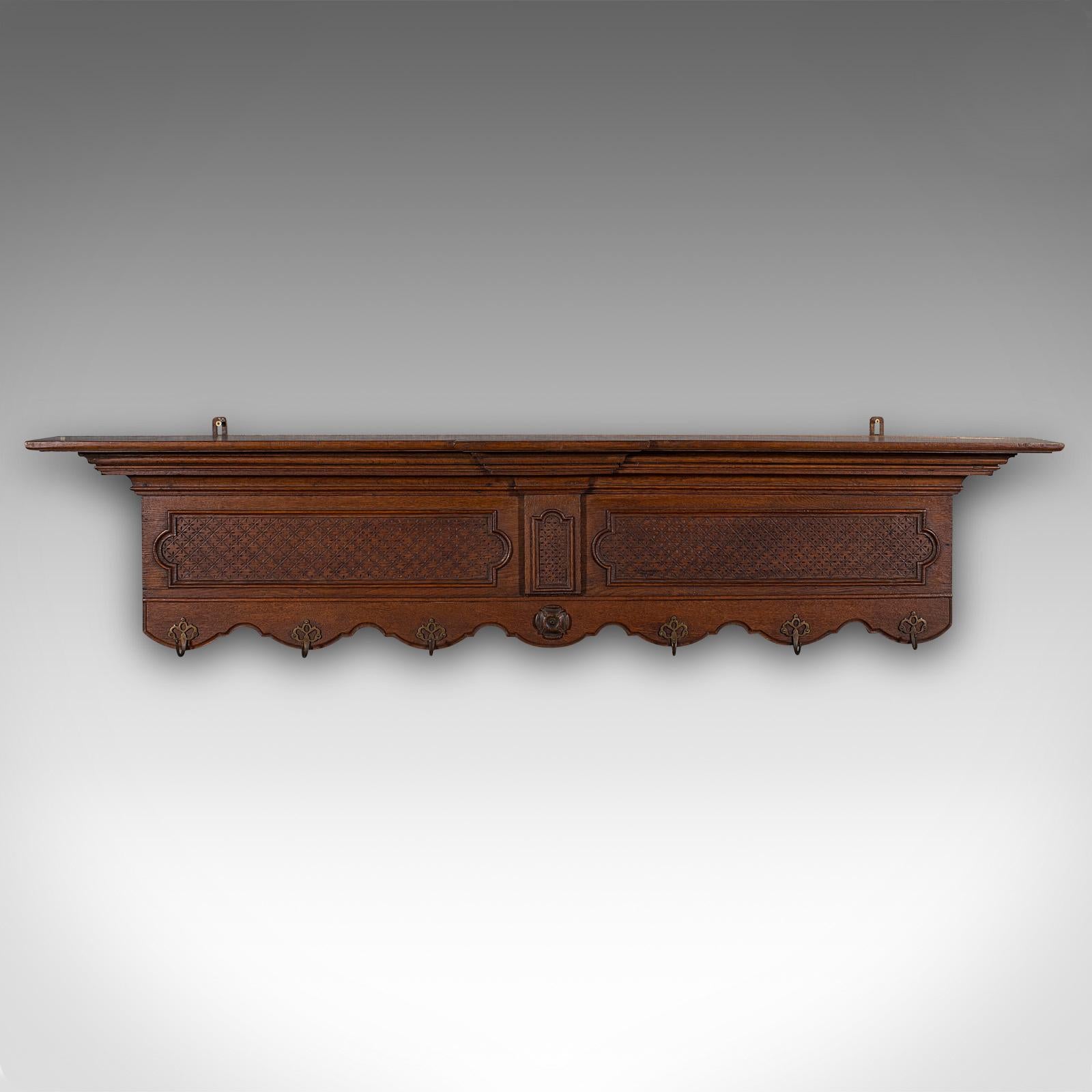 Si tratta di un antico appendiabiti da reception. Un guardaroba inglese a sei ganci da parete in Oak, risalente al periodo edoardiano, circa 1910. Un esempio superbo e dalle proporzioni generose, questo bel portaoggetti da parete mostra la qualità