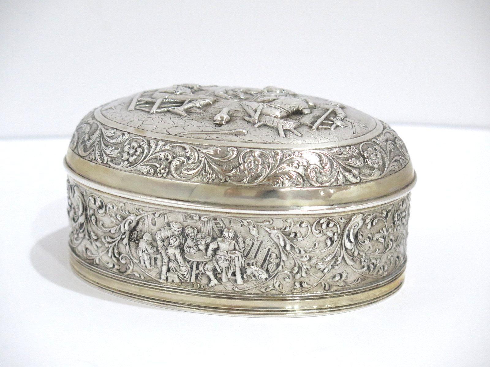 European Silver Gilded Interior Antique Dutch Playing Cards Scene Oval Box In Good Condition For Sale In Brooklyn, NY