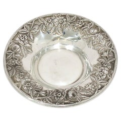 S. Kirk & Son, plat à bonbons vintage en argent sterling repoussé à motifs floraux de 15 cm