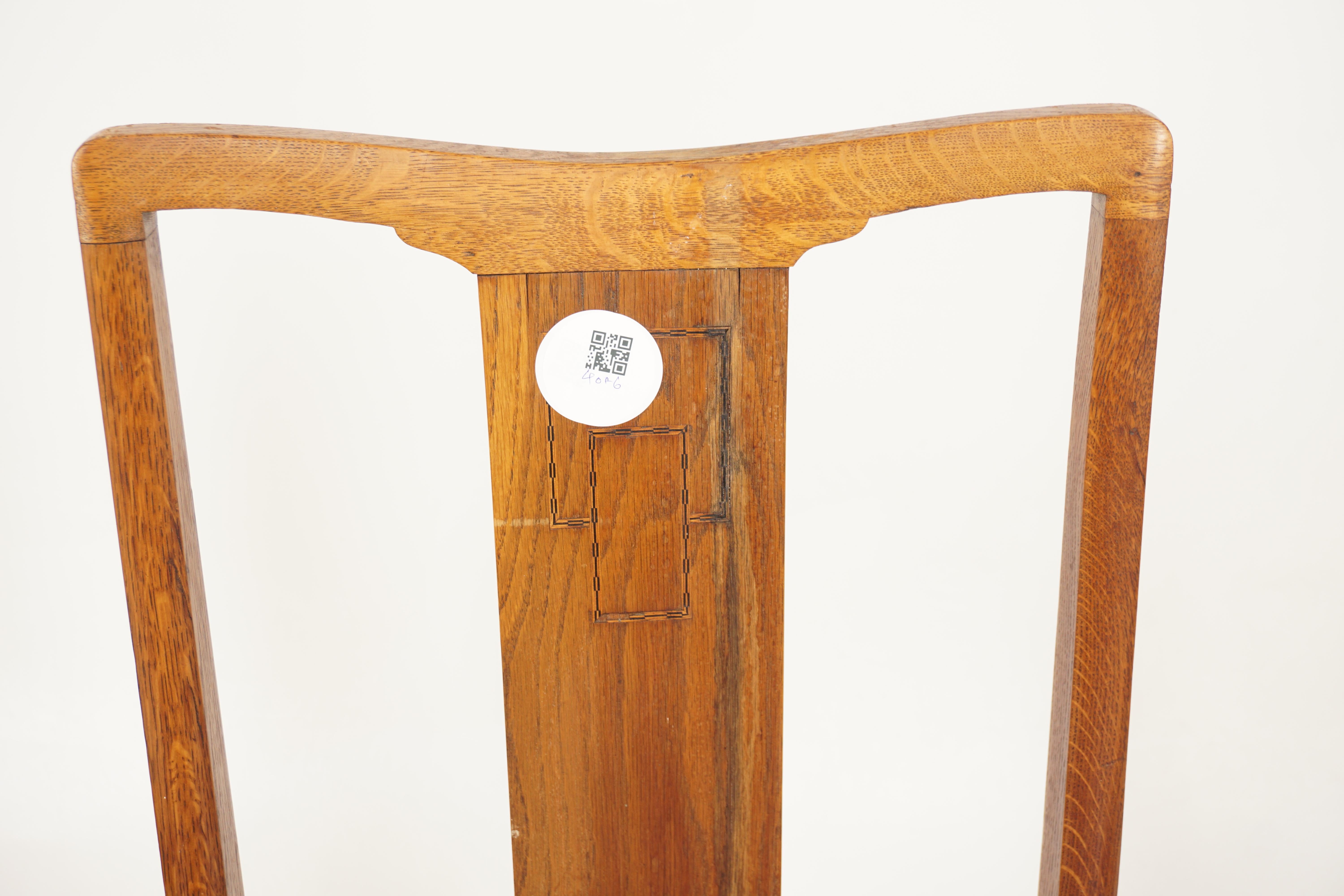 Début du 20ème siècle 6 chaises de salle à manger Arts and Crafts en chêne incrusté '4 + 2', Écosse 1910, H883 en vente