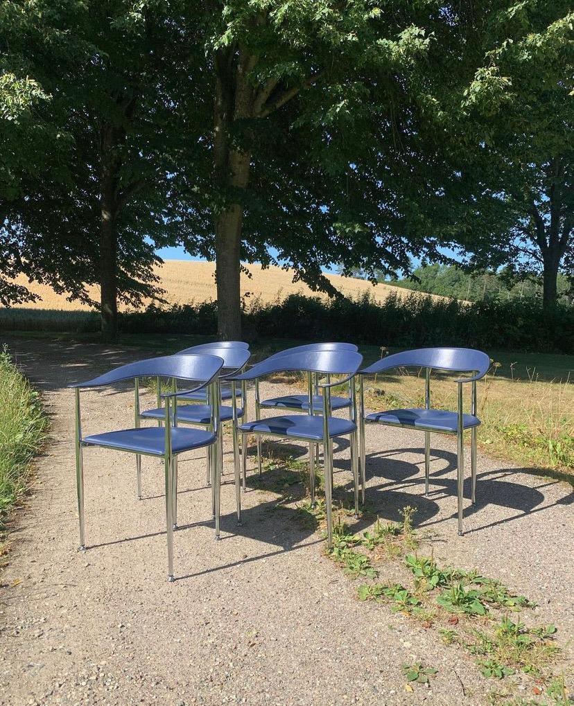 6 Italian dining chairs, designed by Arper, model Phasem P40. Seat and back in solid leather, in a very cool blue colour. Steel frame and round legs in chrome. Very good condition.
