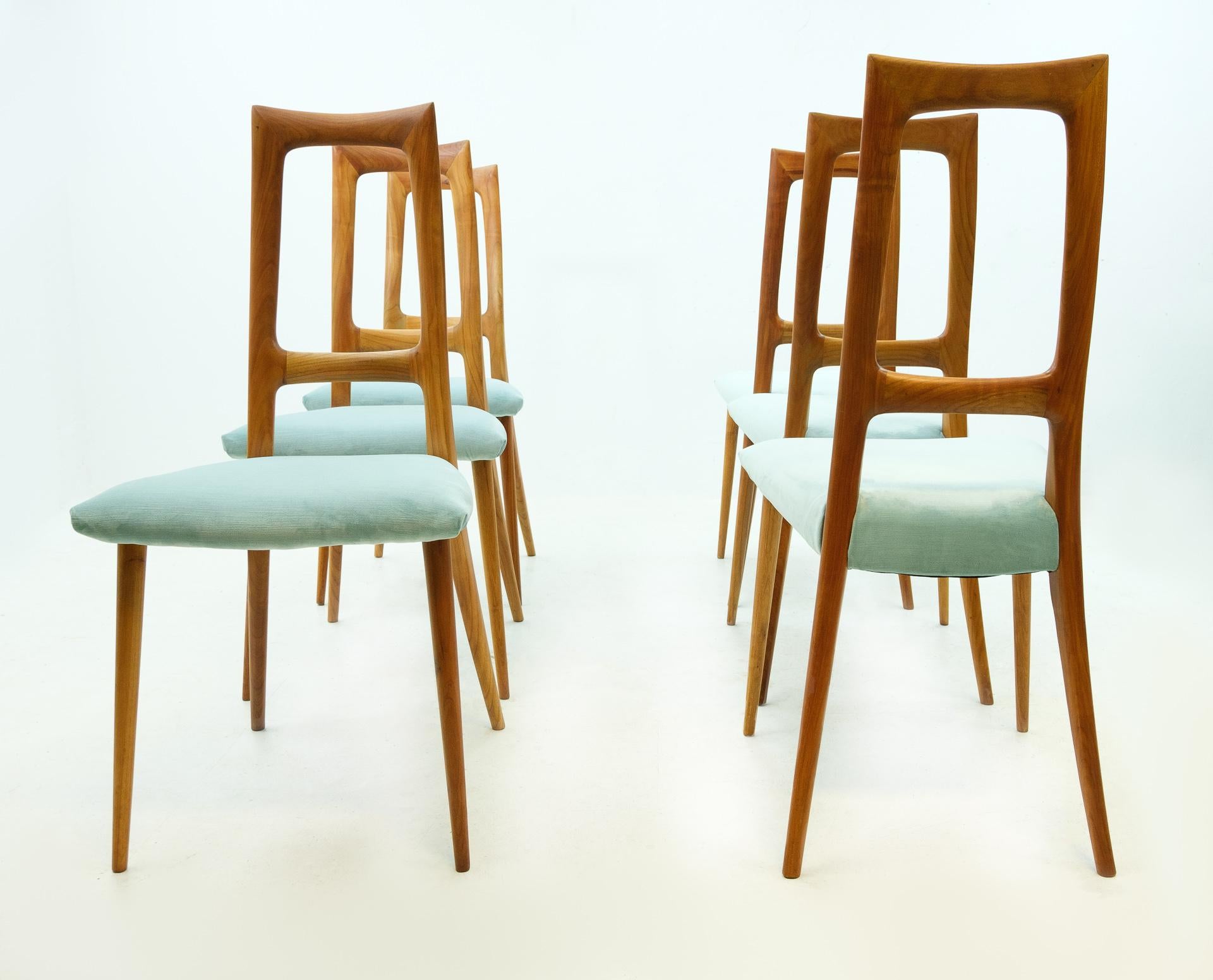 Superb set Italian dining chairs. Look at these very nice sculptured backrest. Solid Walnut wood.
new upholstery velvet. Aquamarine color. I removed all the old varnish and just oil them, in the manor off Osvaldo Borsani. Gio Ponti. Very good