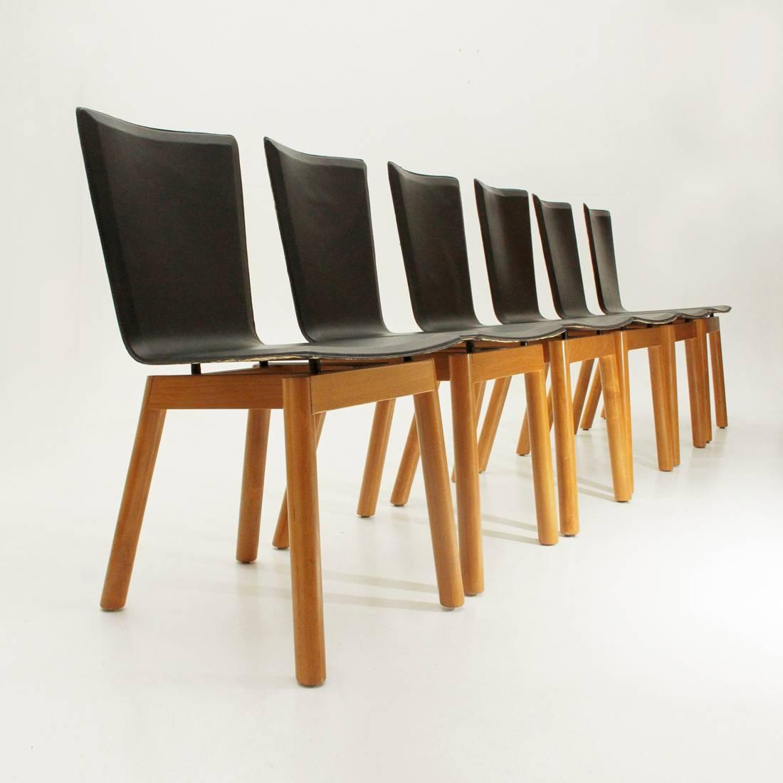 Set of six 1980s chairs of Italian manufacture.
Wooden structure.
Padded and leather-lined body.
Cylindrical legs.
Good general condition, edge of the skin slightly damaged in some parts, one leg has been repaired.

Dimensions: Width 43 cm,