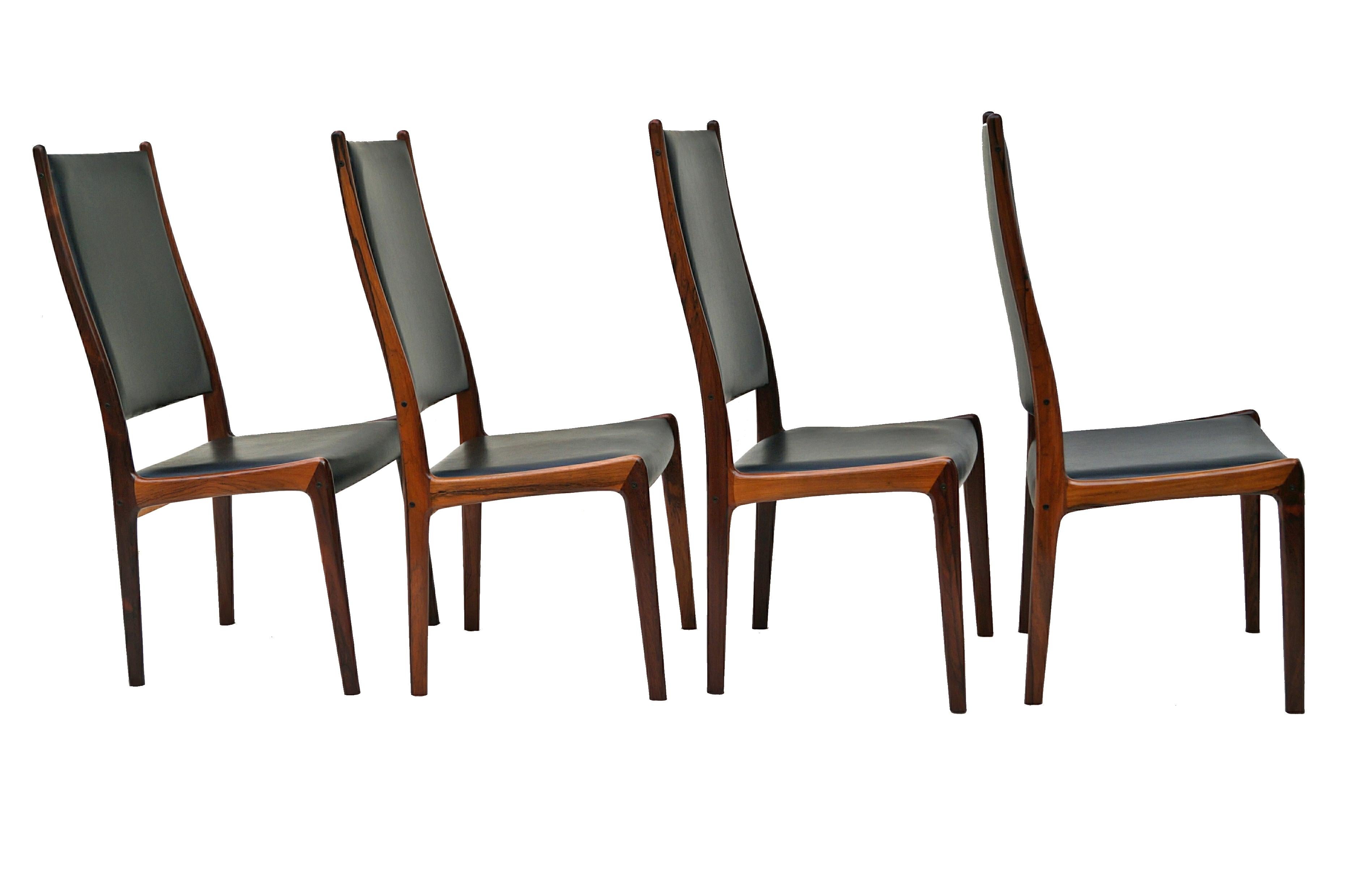 Set of 6 Johannes Andersen dining chairs in rosewood by Mogens Kold in Denmark. 4 side chairs and 2 armchairs.
Armchairs measure 40 3/4