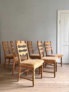 6 Kjærnulf Esszimmerstühle in OAK und mit honigfarbenem Schafsfell gepolstert.