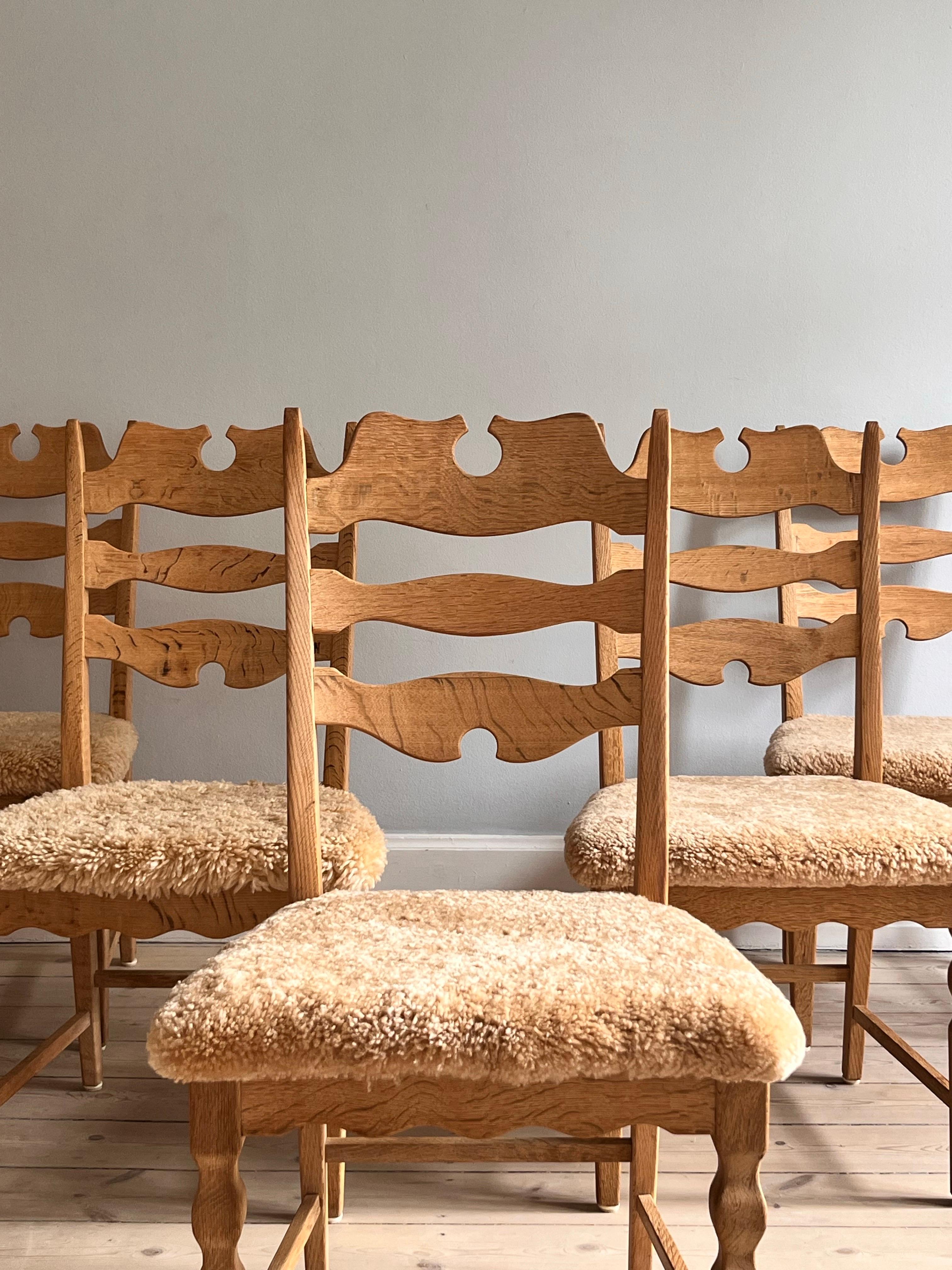 6 Kjærnulf Esszimmerstühle in OAK und mit honigfarbenem Schafsfell gepolstert. (Moderne der Mitte des Jahrhunderts) im Angebot
