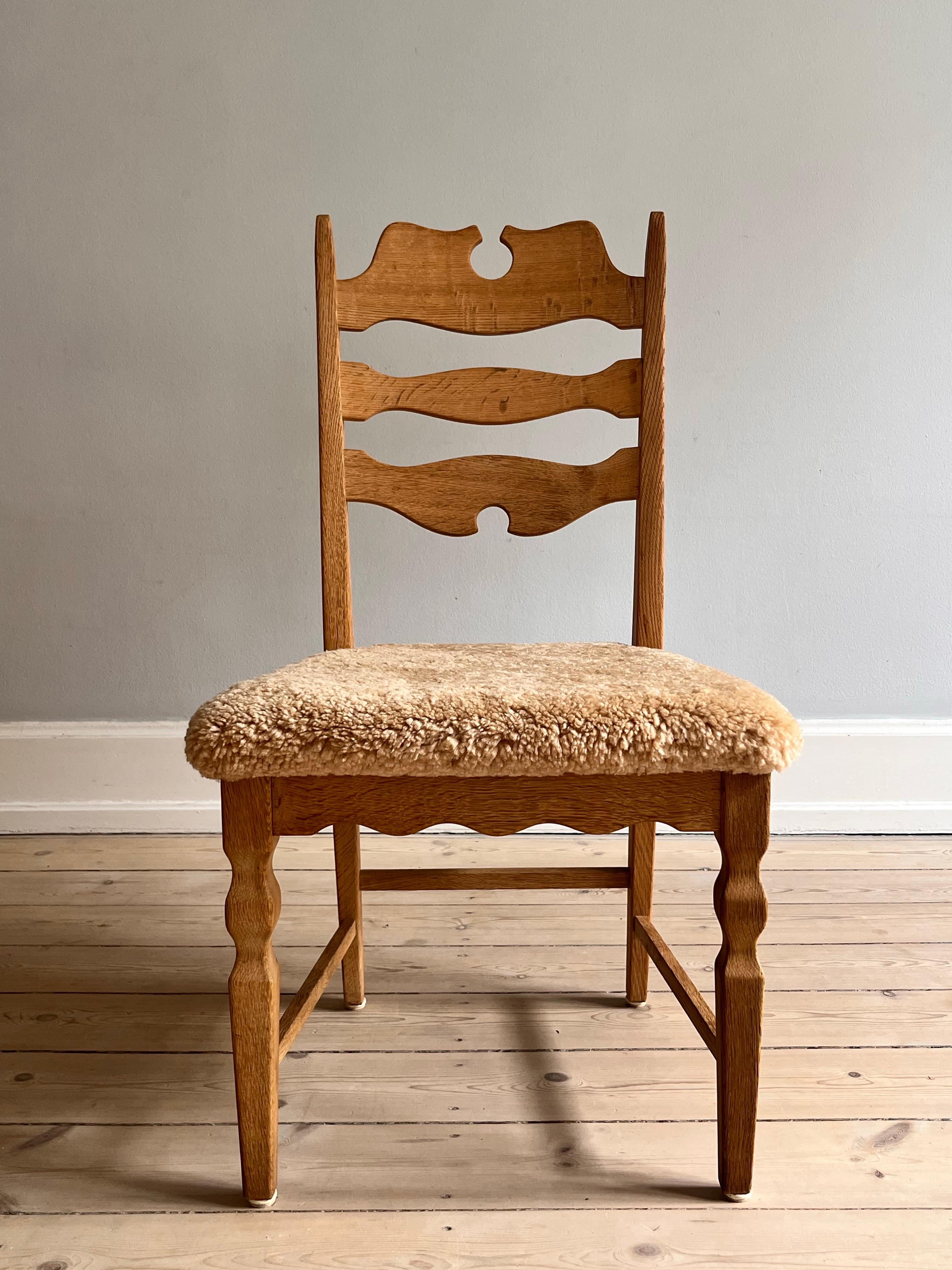 6 Kjærnulf Esszimmerstühle in OAK und mit honigfarbenem Schafsfell gepolstert. (Dänisch) im Angebot