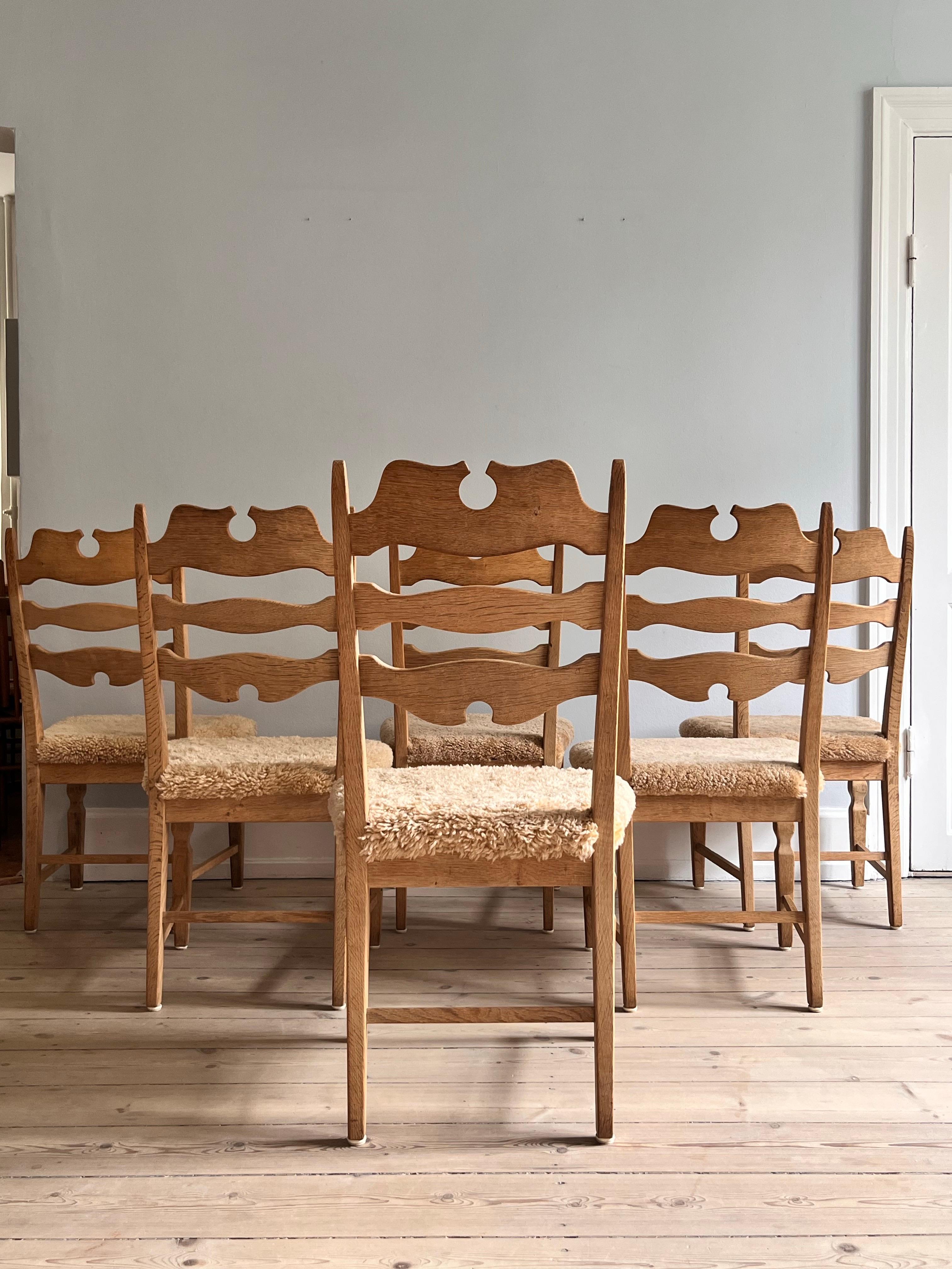 6 Kjærnulf Esszimmerstühle in OAK und mit honigfarbenem Schafsfell gepolstert. (Handgefertigt) im Angebot
