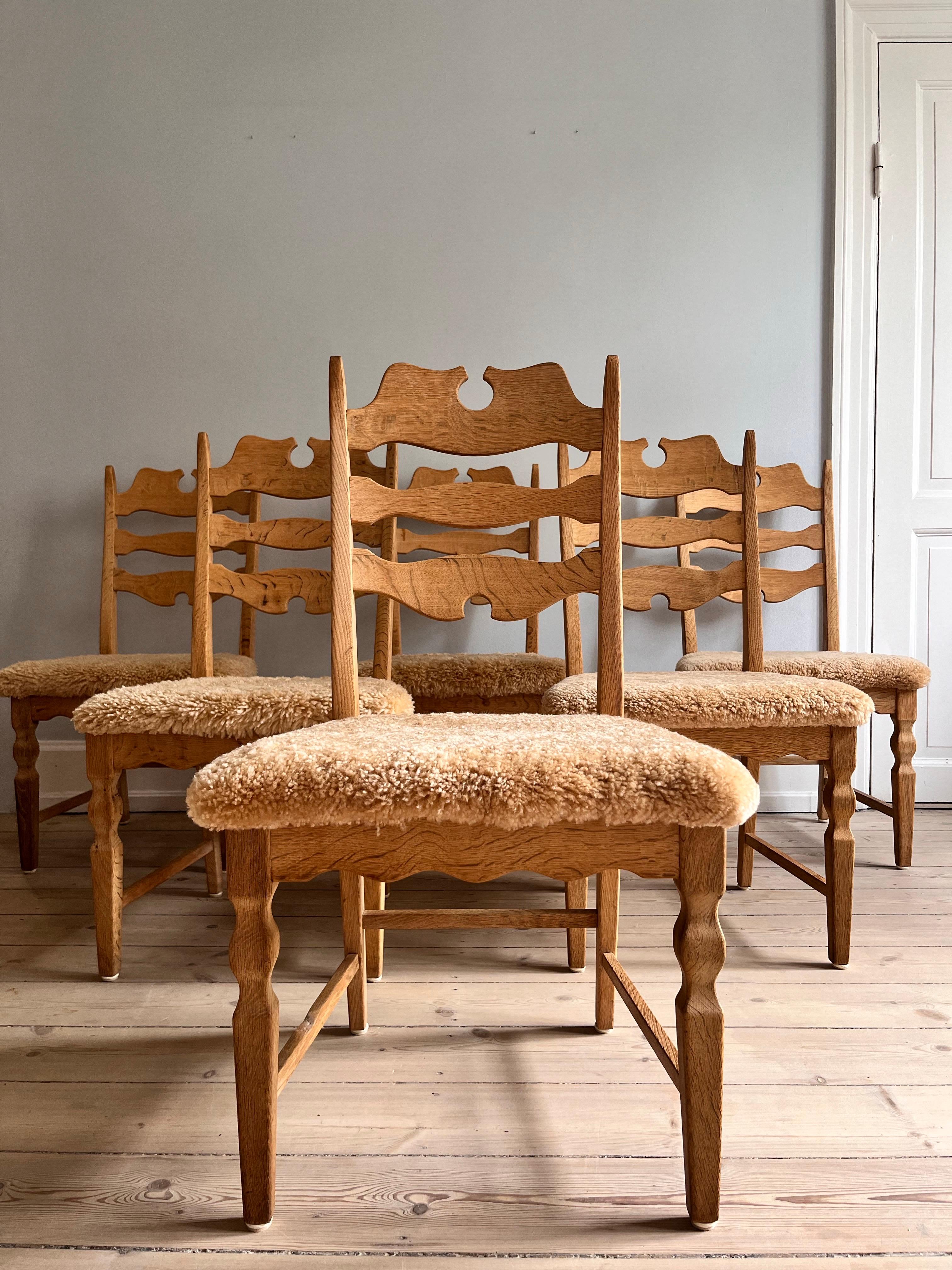 6 Kjærnulf Esszimmerstühle in OAK und mit honigfarbenem Schafsfell gepolstert. (Mitte des 20. Jahrhunderts) im Angebot