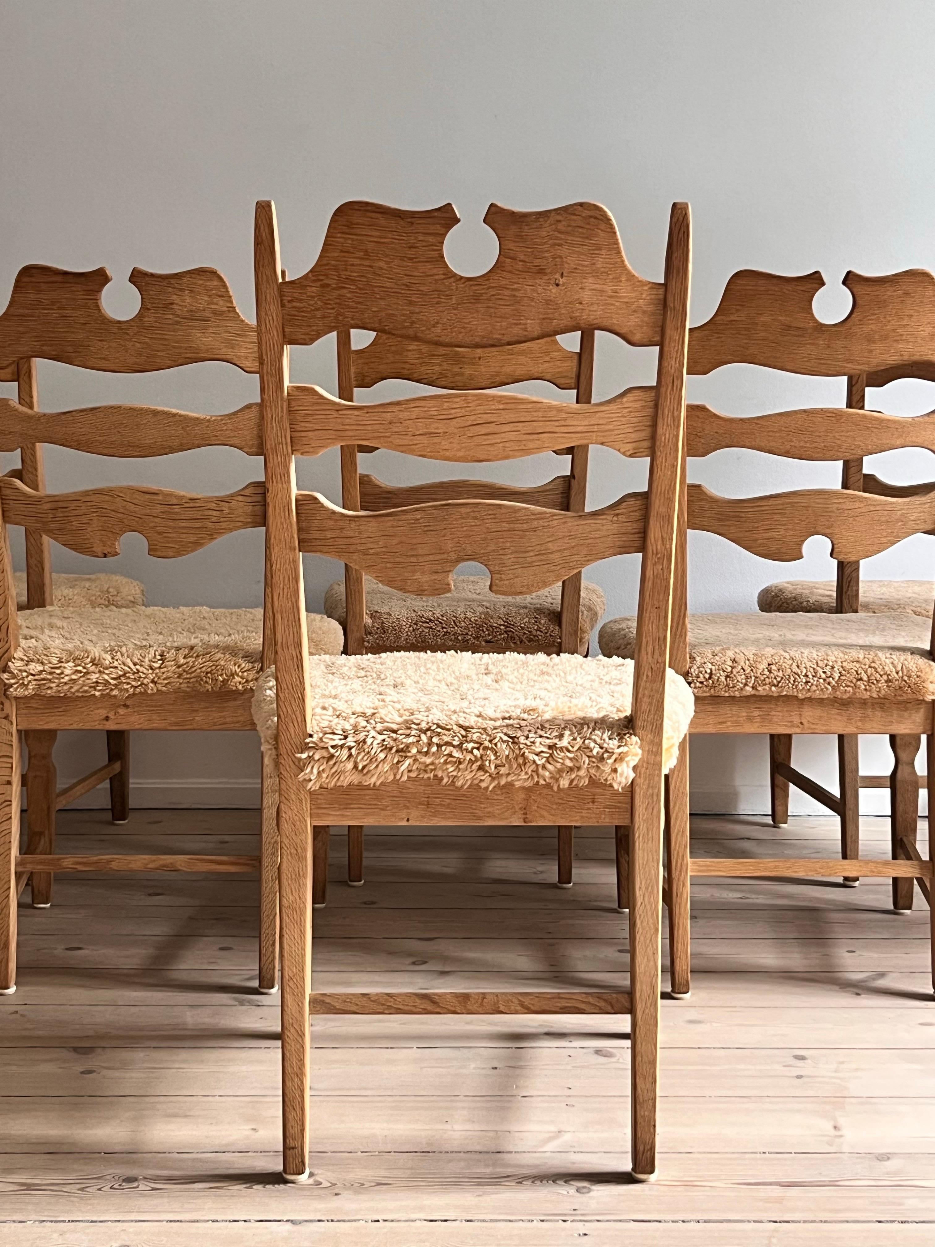 6 Kjærnulf Esszimmerstühle in OAK und mit honigfarbenem Schafsfell gepolstert. im Angebot 1