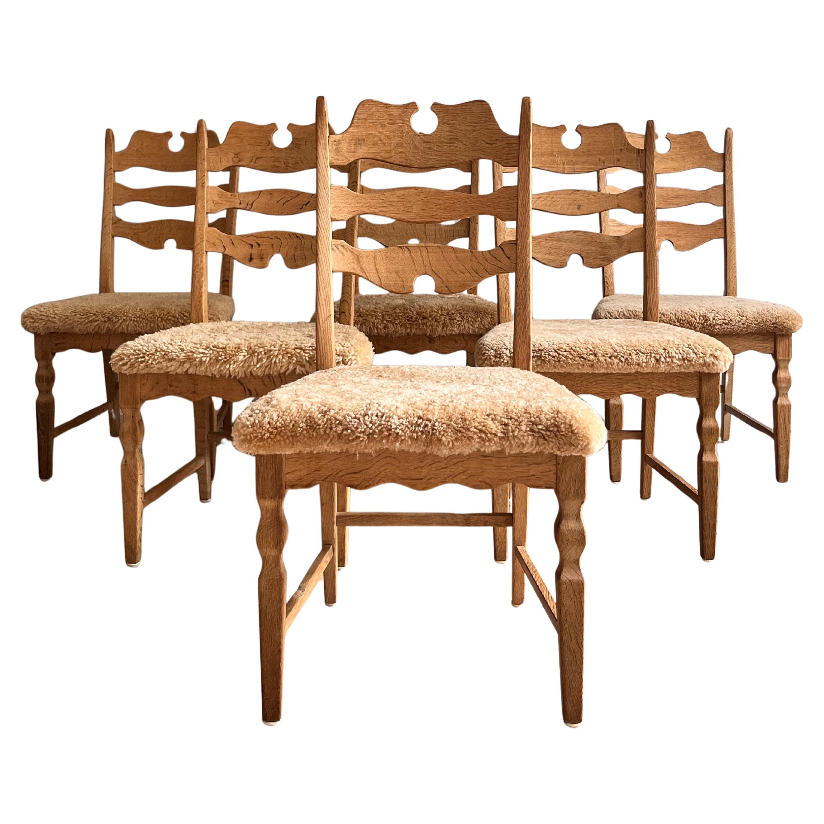 6 chaises de salle à manger OAK en chêne et peau de mouton couleur miel retapissée.