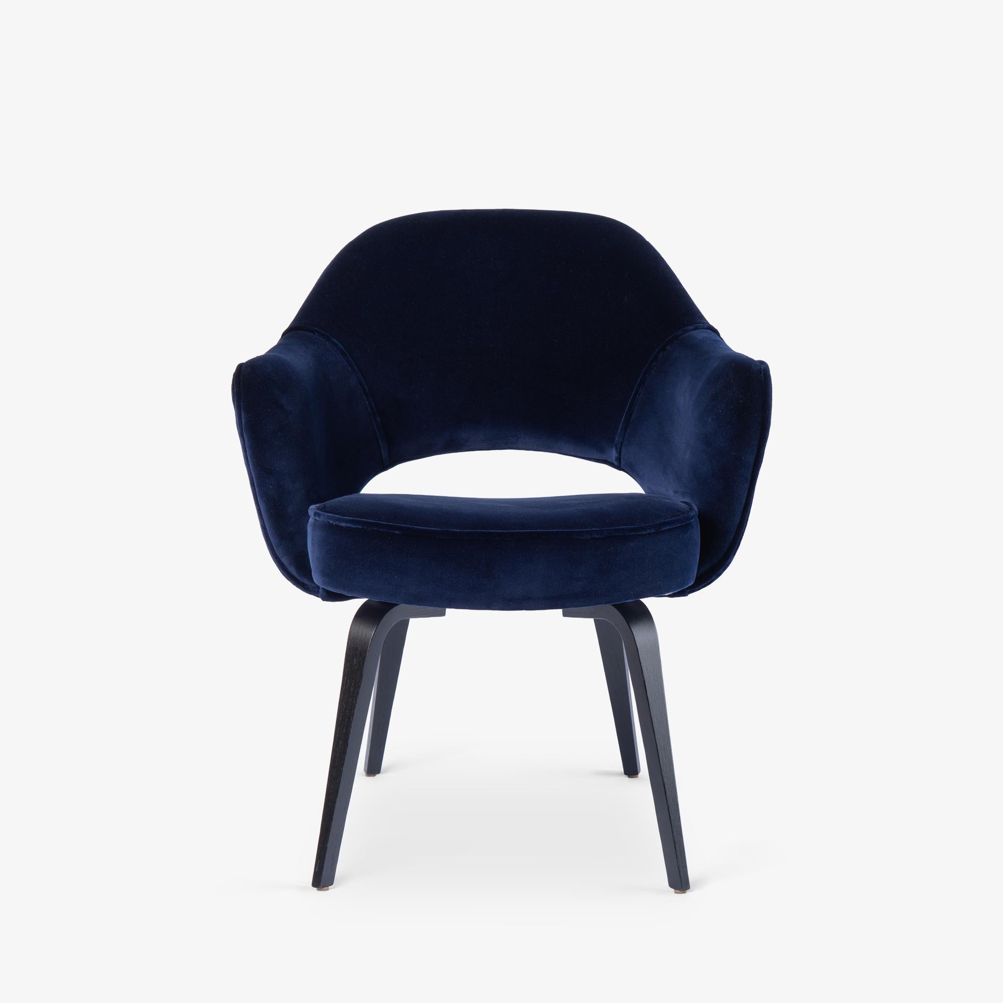 6 Sillones de Dirección Knoll Saarinen en terciopelo azul marino Holland and Sherry, patas de madera Moderno de mediados de siglo en venta