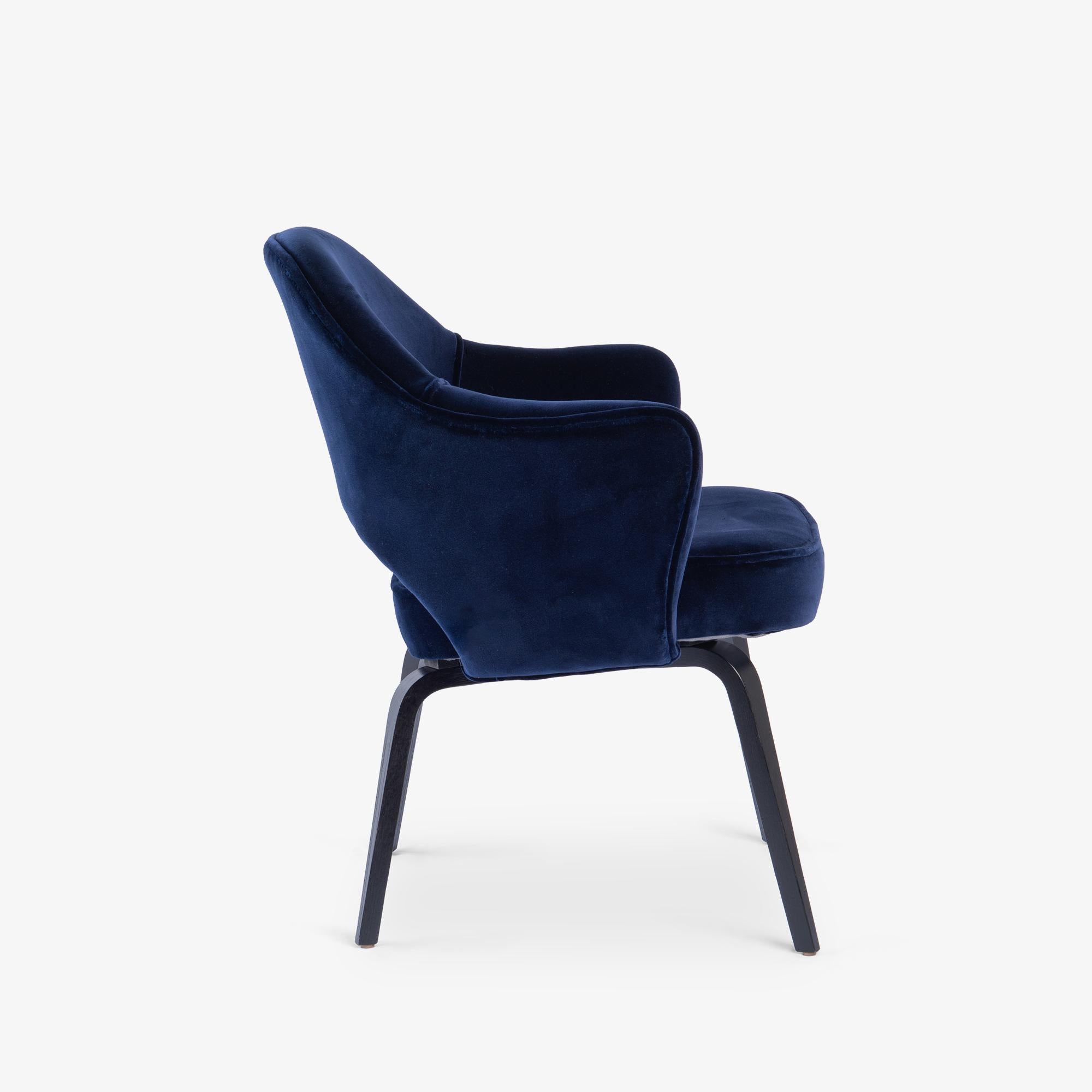 6 Sillones de Dirección Knoll Saarinen en terciopelo azul marino Holland and Sherry, patas de madera Estadounidense en venta