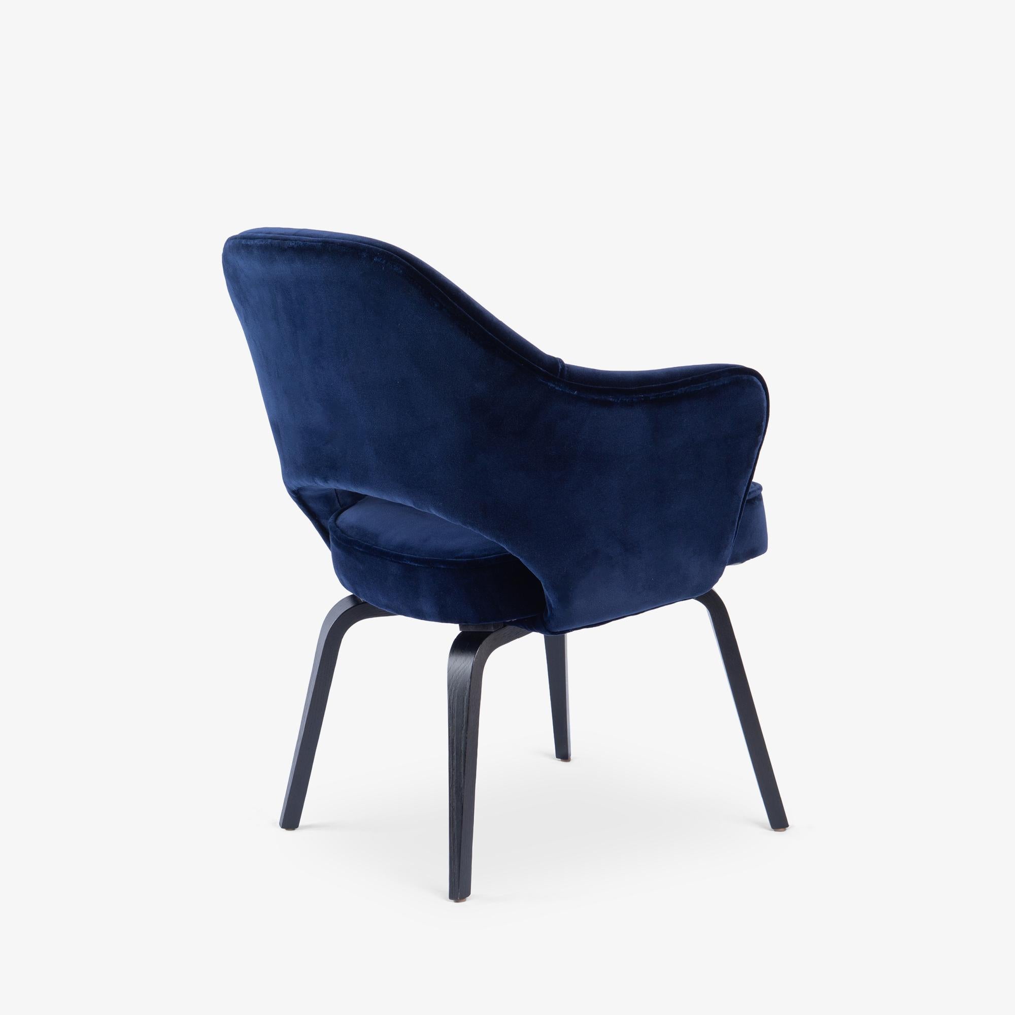 6 Sillones de Dirección Knoll Saarinen en terciopelo azul marino Holland and Sherry, patas de madera en Bueno estado para la venta en Stamford, CT