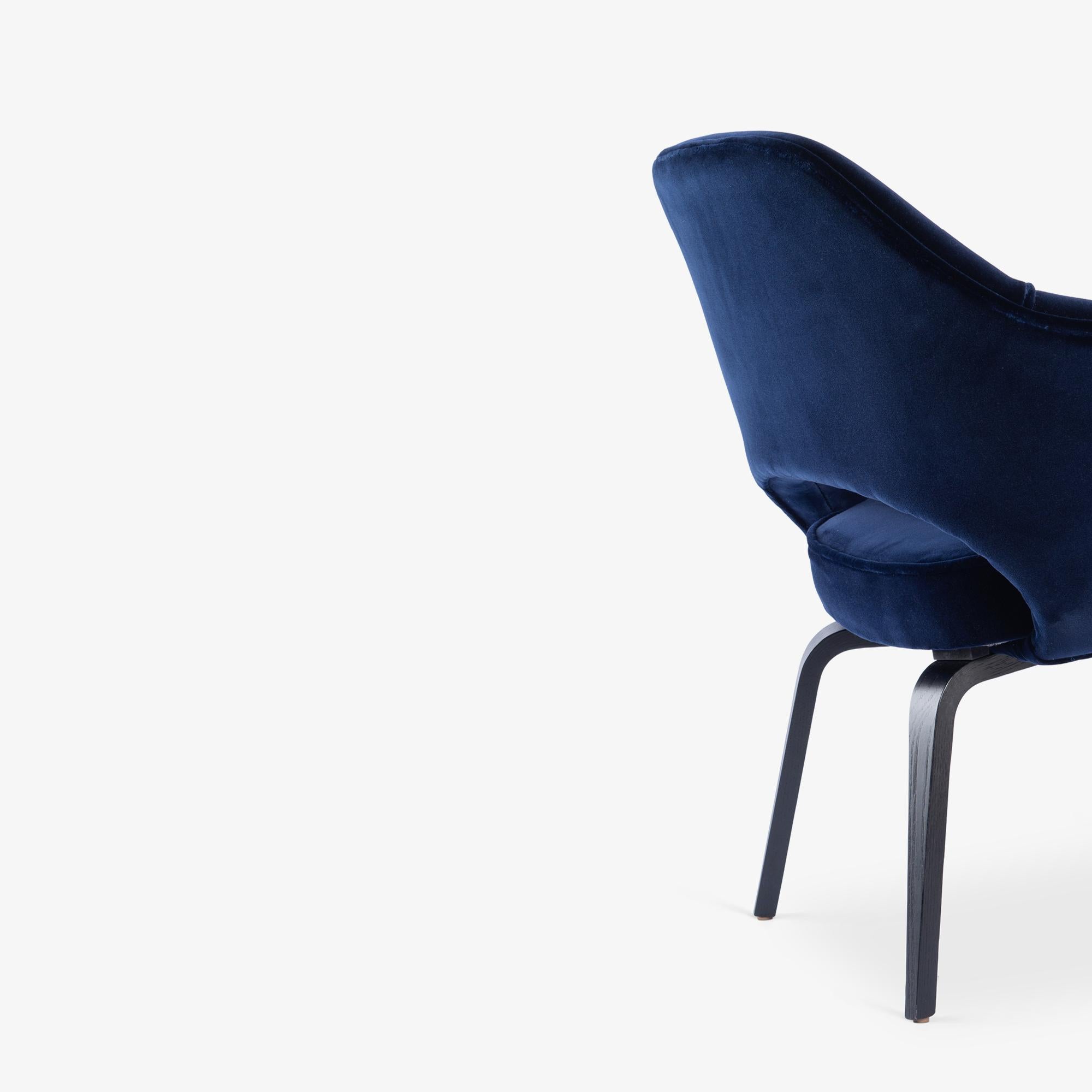 6 Sillones de Dirección Knoll Saarinen en terciopelo azul marino Holland and Sherry, patas de madera finales del siglo XX en venta