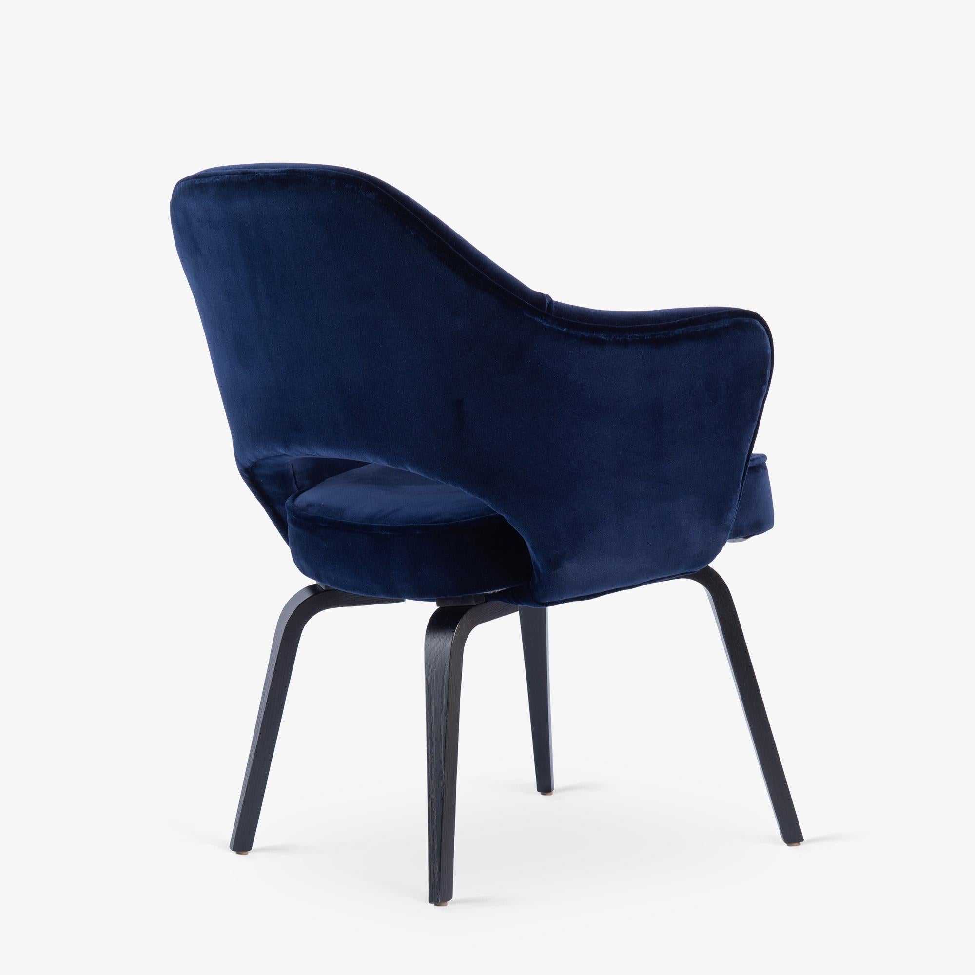 6 Sillones de Dirección Knoll Saarinen en terciopelo azul marino Holland and Sherry, patas de madera Tela en venta