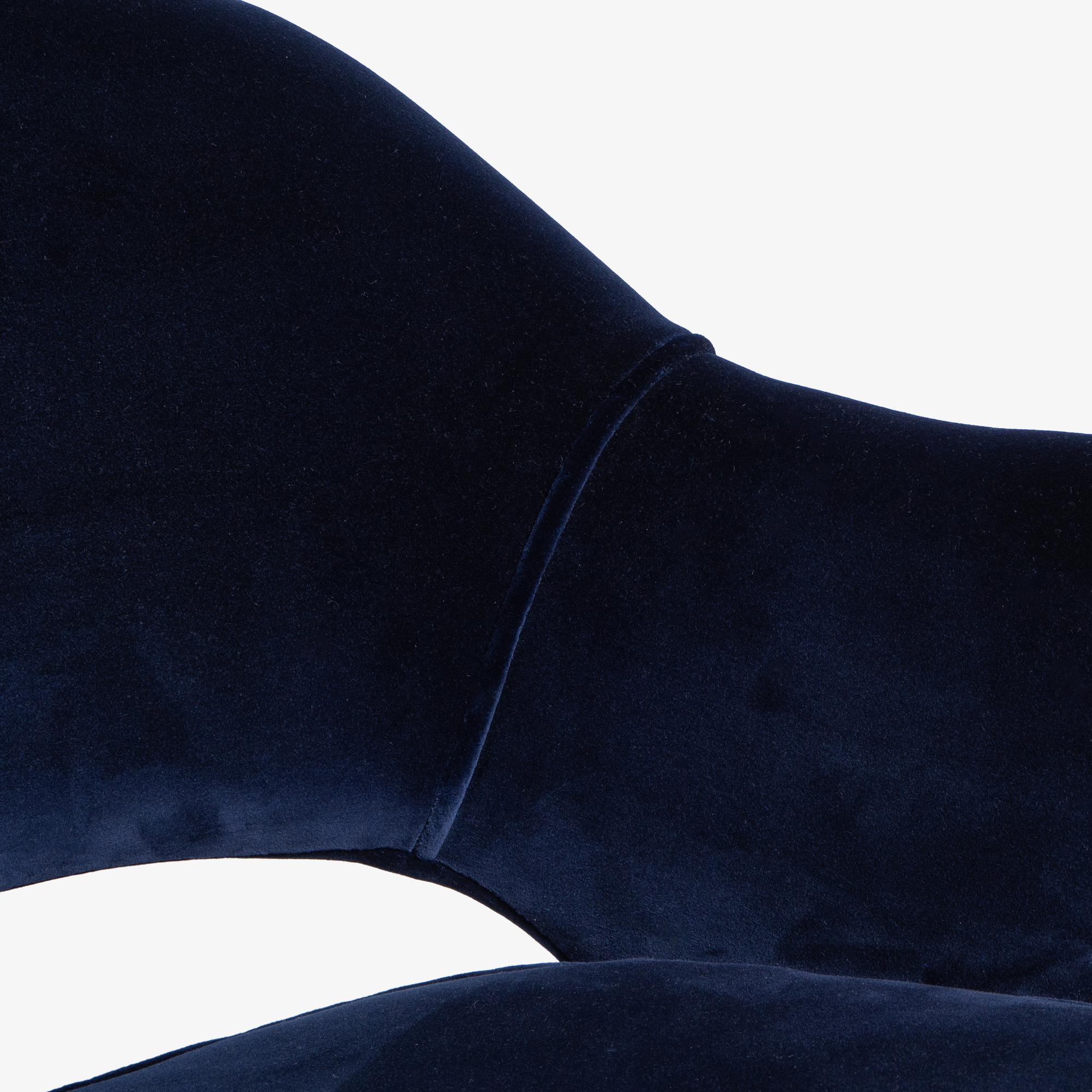 6 Sillones de Dirección Knoll Saarinen en terciopelo azul marino Holland and Sherry, patas de madera en venta 1