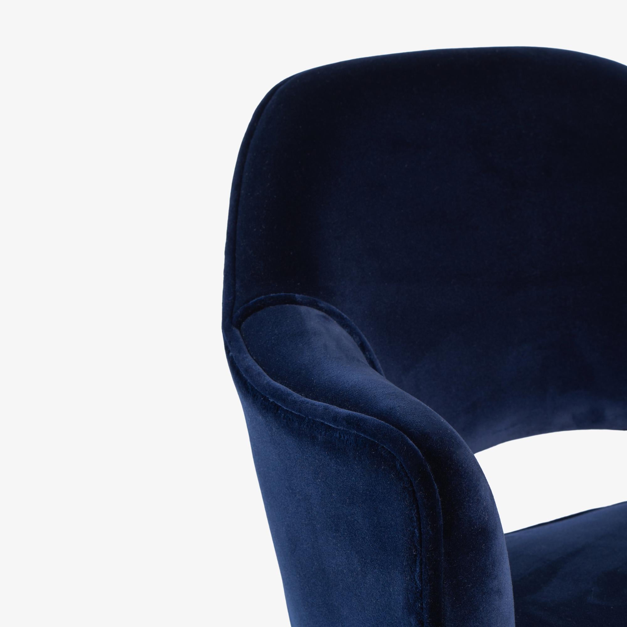 6 Sillones de Dirección Knoll Saarinen en terciopelo azul marino Holland and Sherry, patas de madera en venta 2