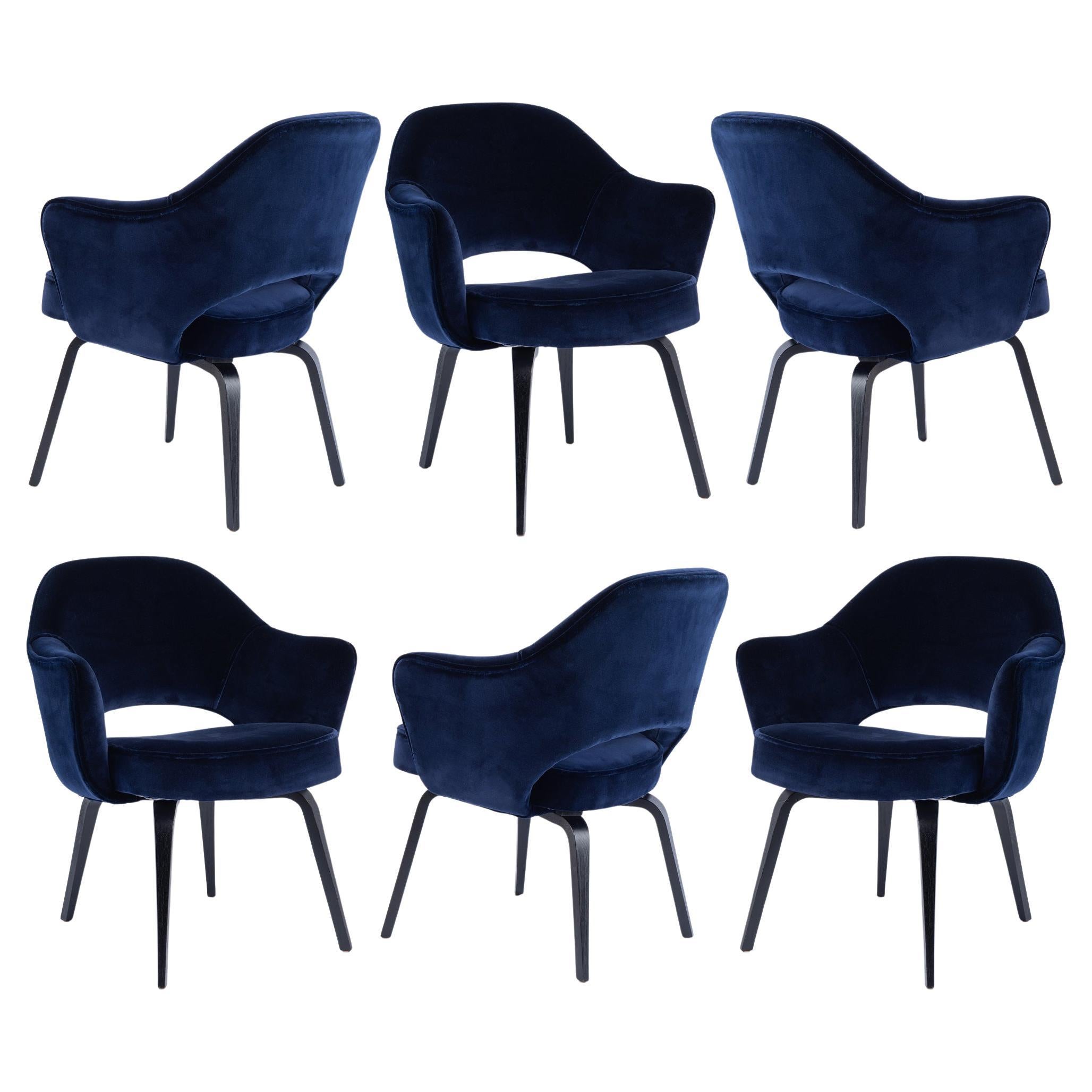 6 Sillones de Dirección Knoll Saarinen en terciopelo azul marino Holland and Sherry, patas de madera en venta