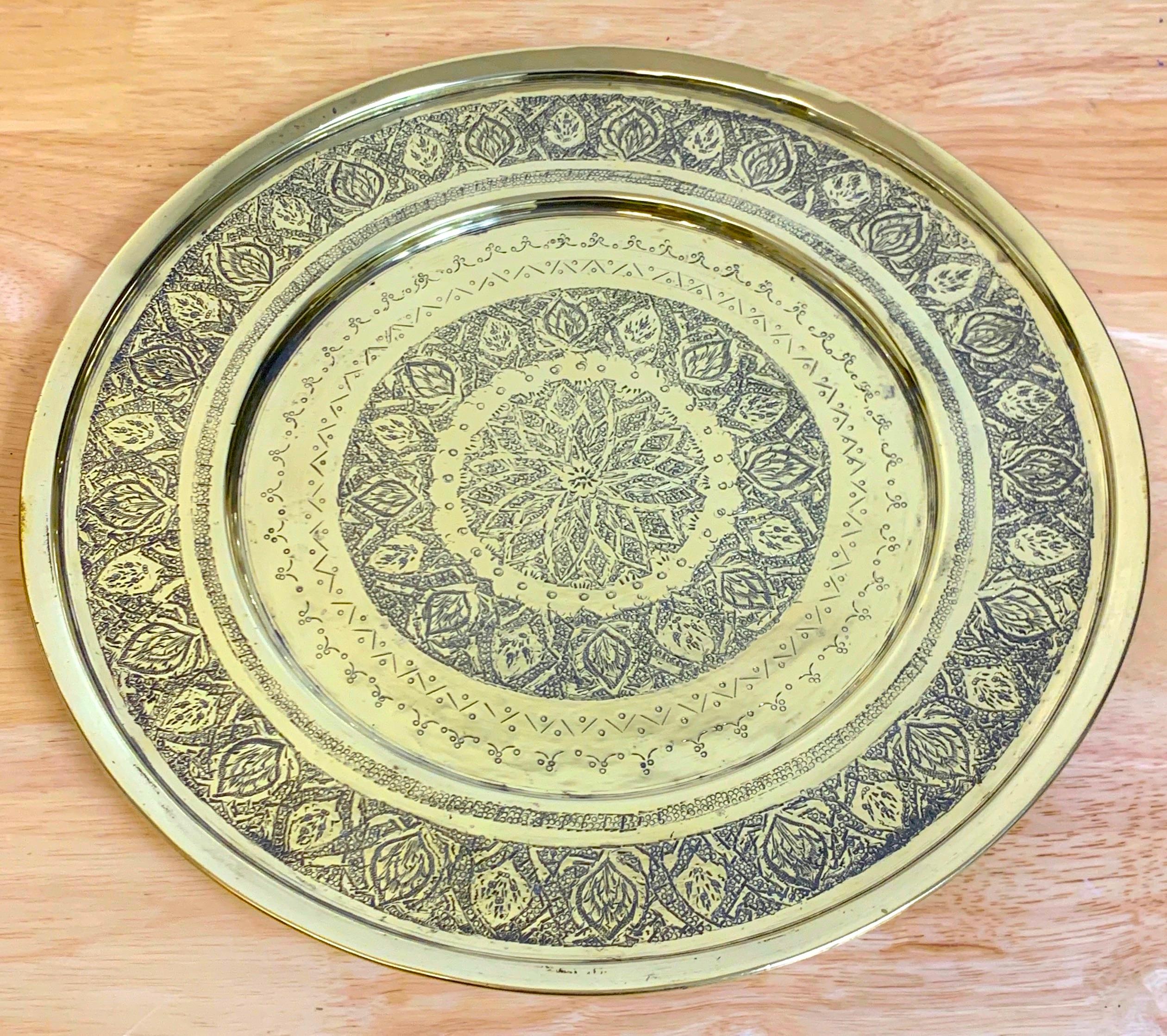 Indiano 6 Piatti da portata in ottone inciso anglo-indiano della fine del XIX secolo India, C.C. 1880 in vendita
