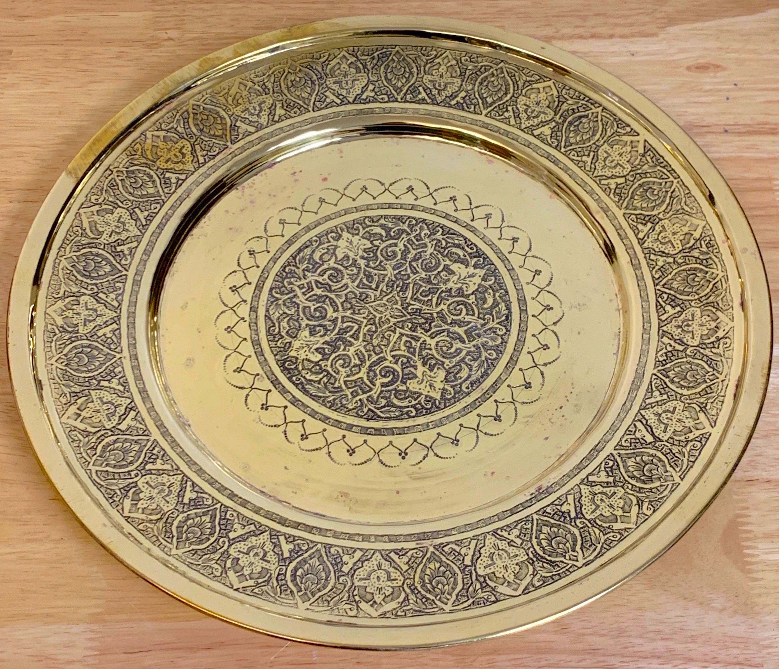 Lucidato 6 Piatti da portata in ottone inciso anglo-indiano della fine del XIX secolo India, C.C. 1880 in vendita