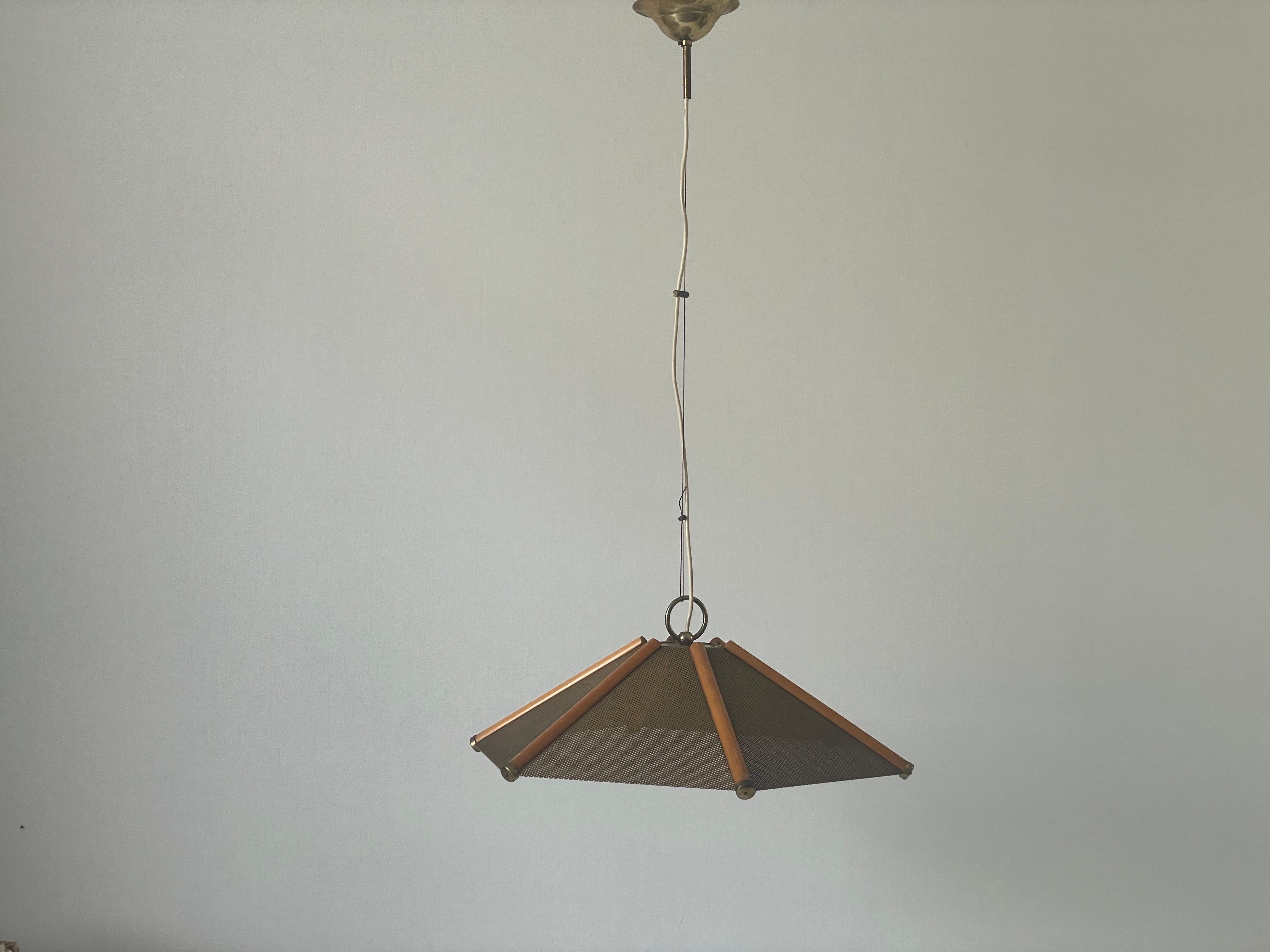 Lampada a sospensione a 6 foglie con linee in Wood e corpo in metallo, anni '60, Italia
Dettagli e ferramenta in ottone.

Il paralume è in ottime condizioni vintage.

Questa lampada funziona con lampadine E27. 
Cablato e adatto all'uso con 220V e