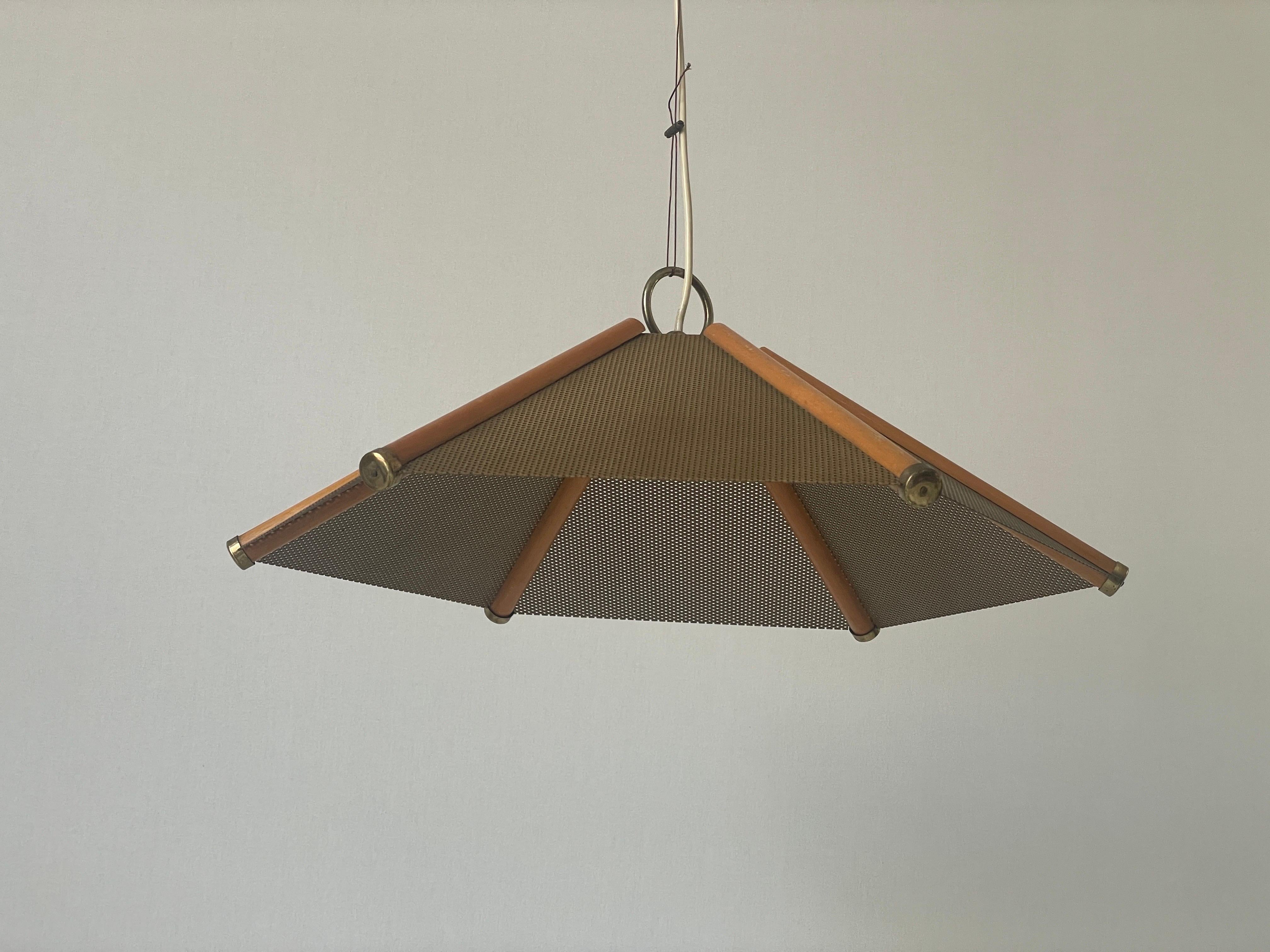 Italiano Lampada a sospensione a 6 foglie con linee in Wood e corpo in metallo, anni '60, Italia in vendita