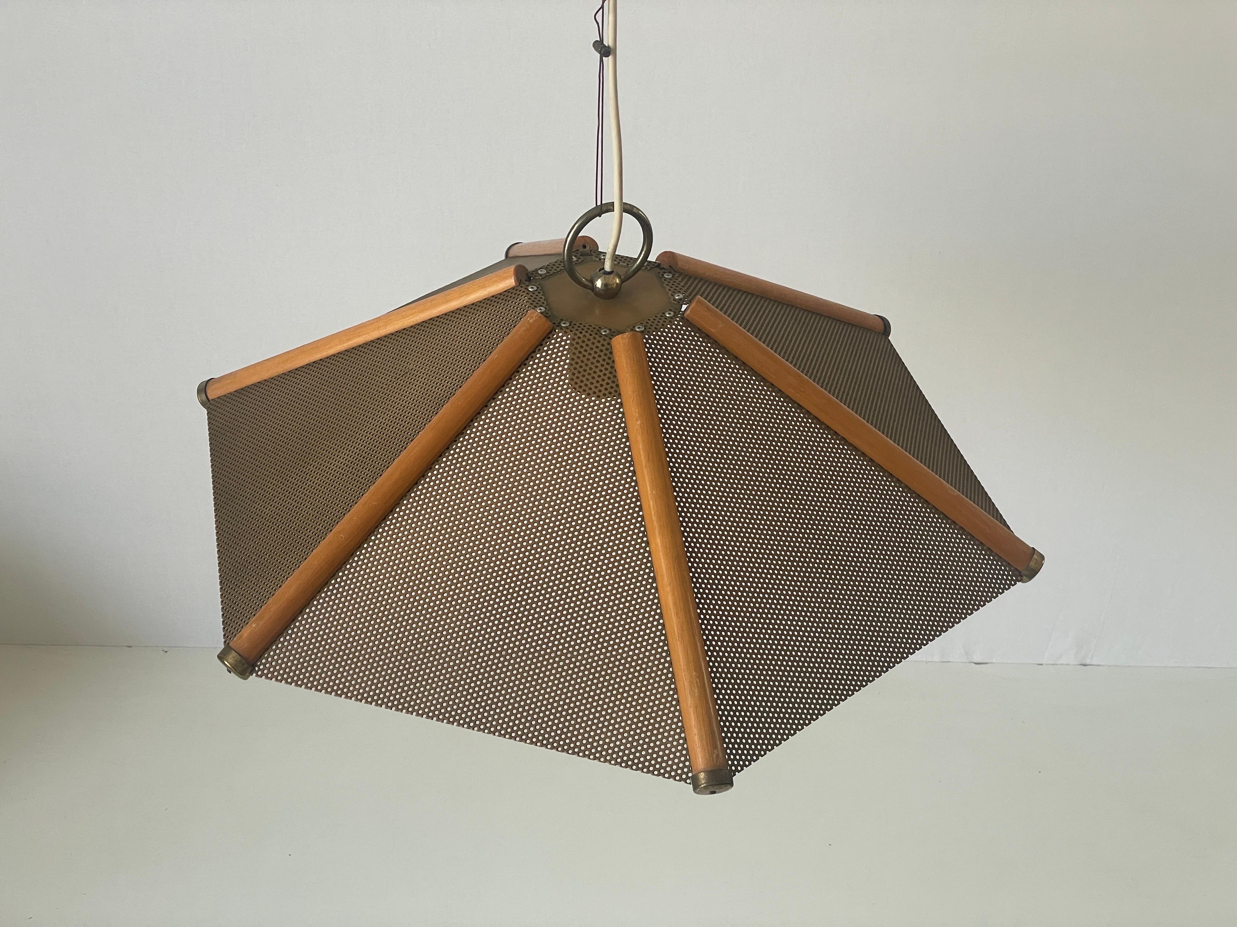 Lampada a sospensione a 6 foglie con linee in Wood e corpo in metallo, anni '60, Italia In condizioni ottime in vendita a Hagenbach, DE