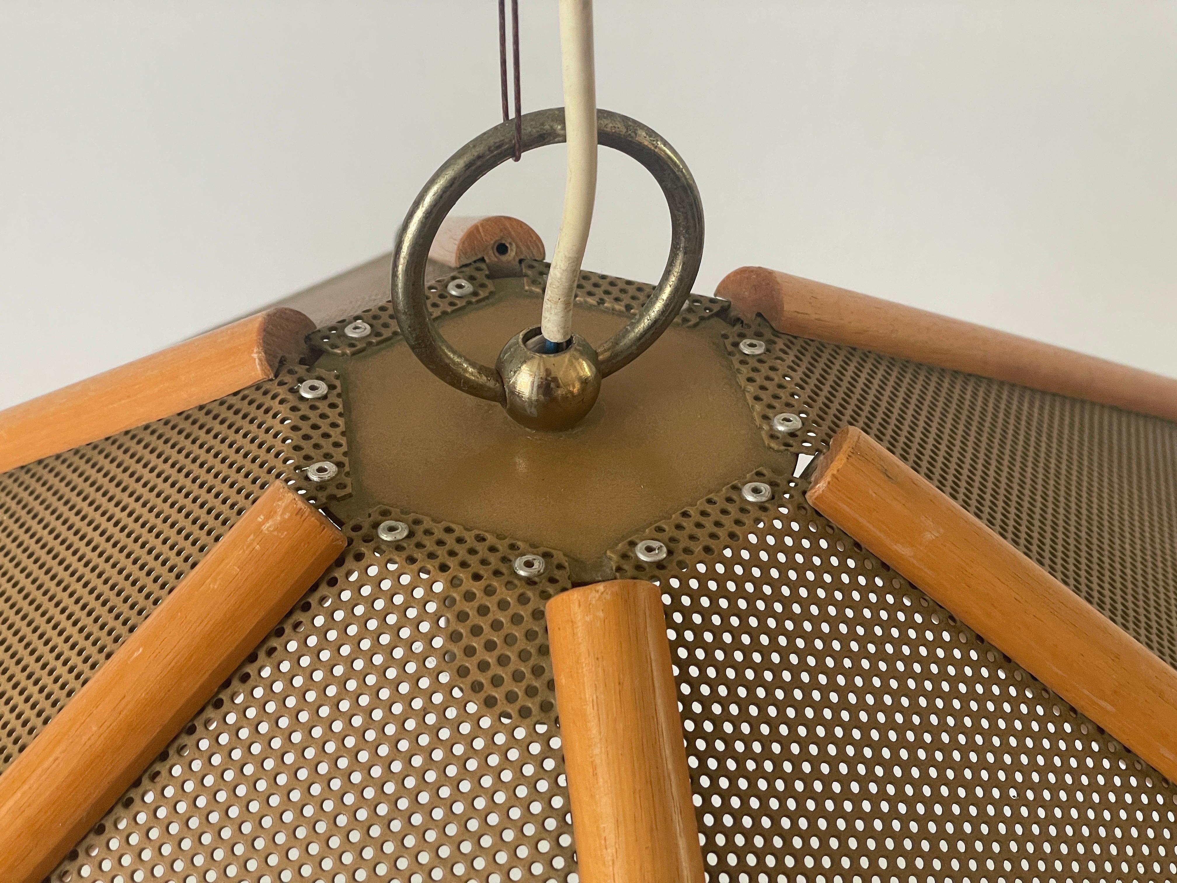 Metà XX secolo Lampada a sospensione a 6 foglie con linee in Wood e corpo in metallo, anni '60, Italia in vendita